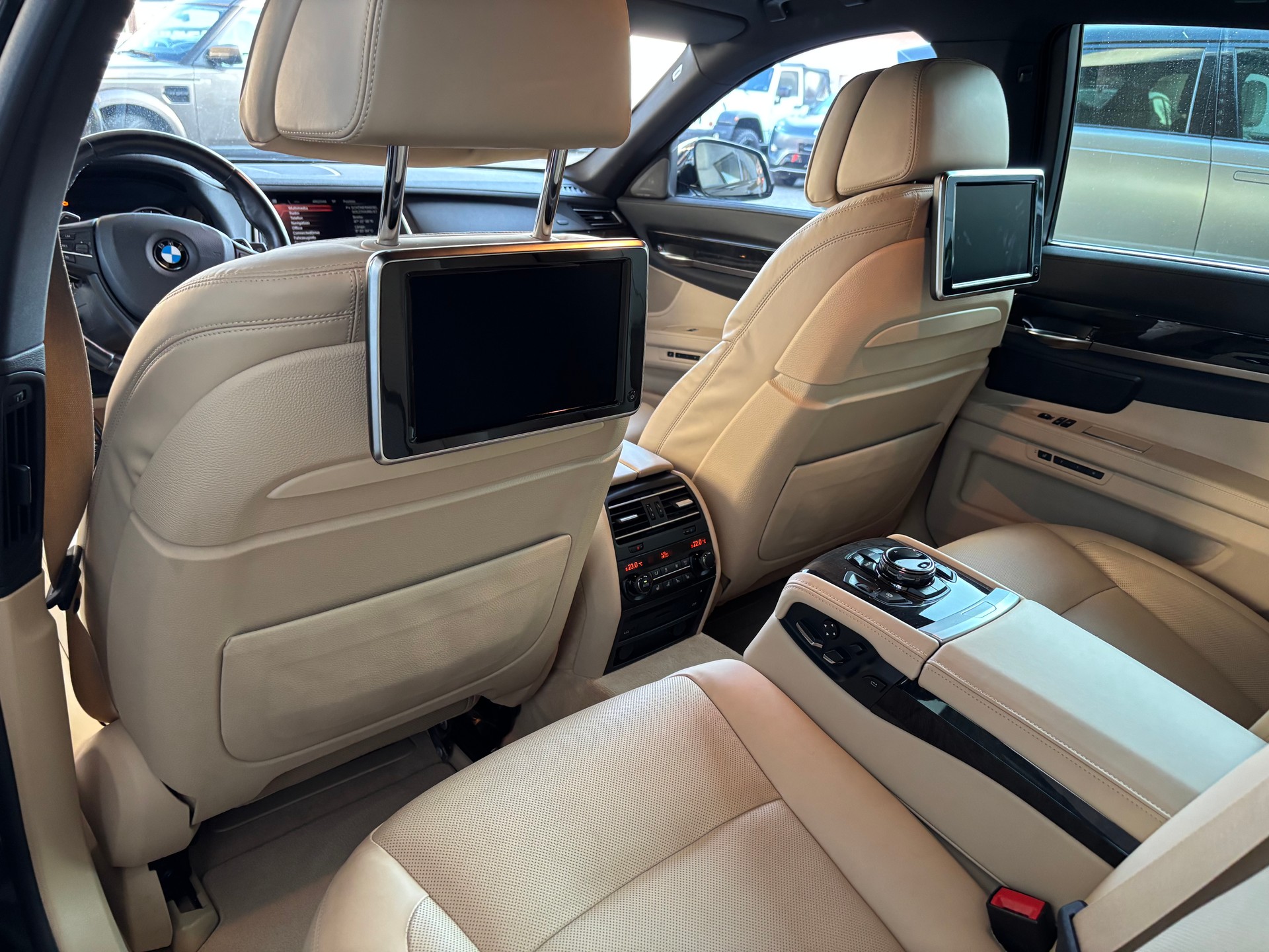 BMW 750i xDrive-image-9