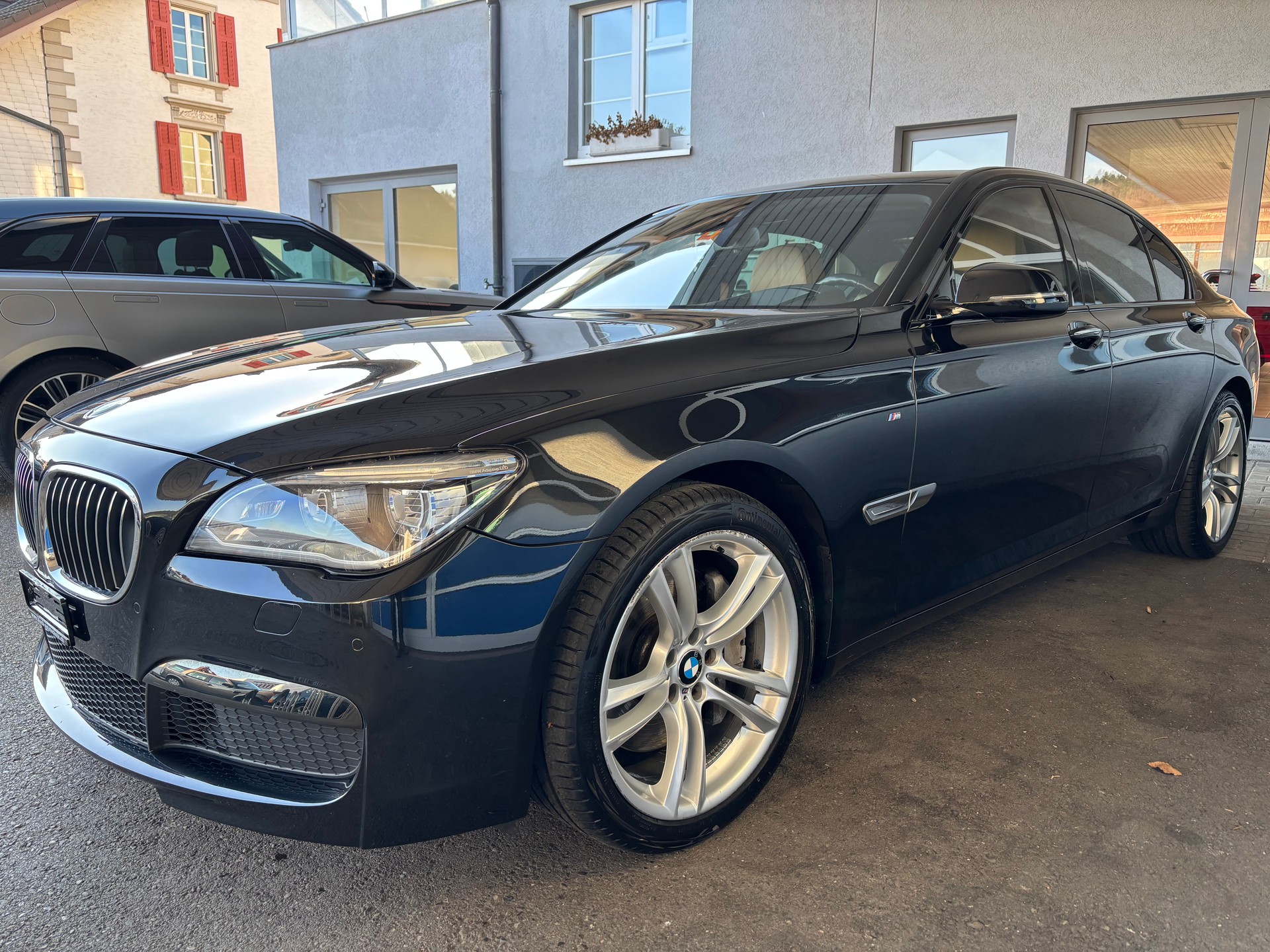 BMW 750i xDrive-image-3