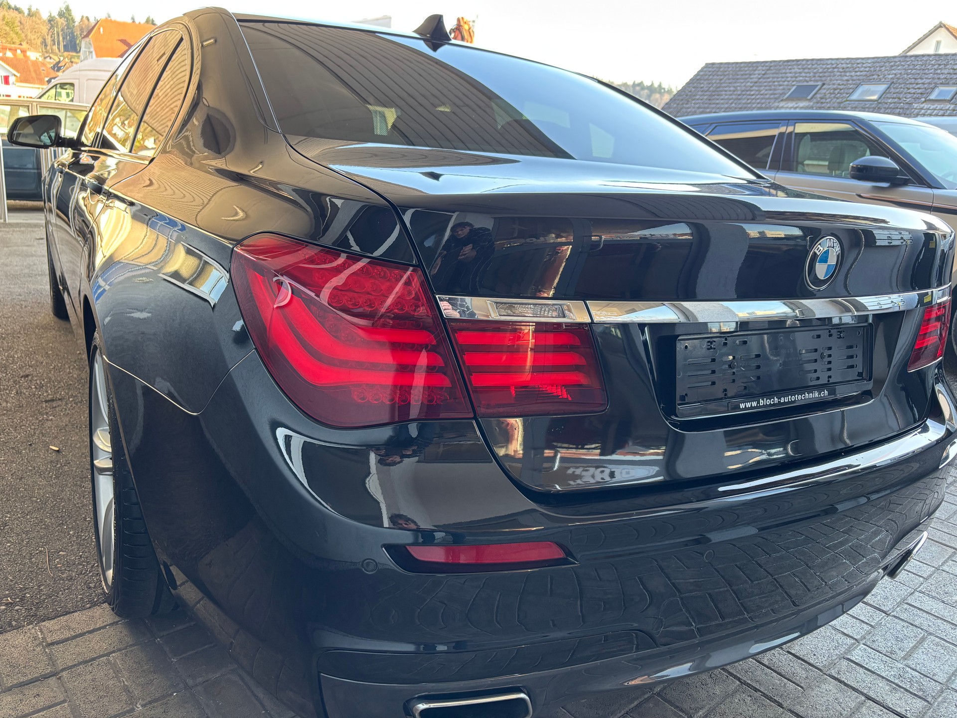 BMW 750i xDrive-image-4