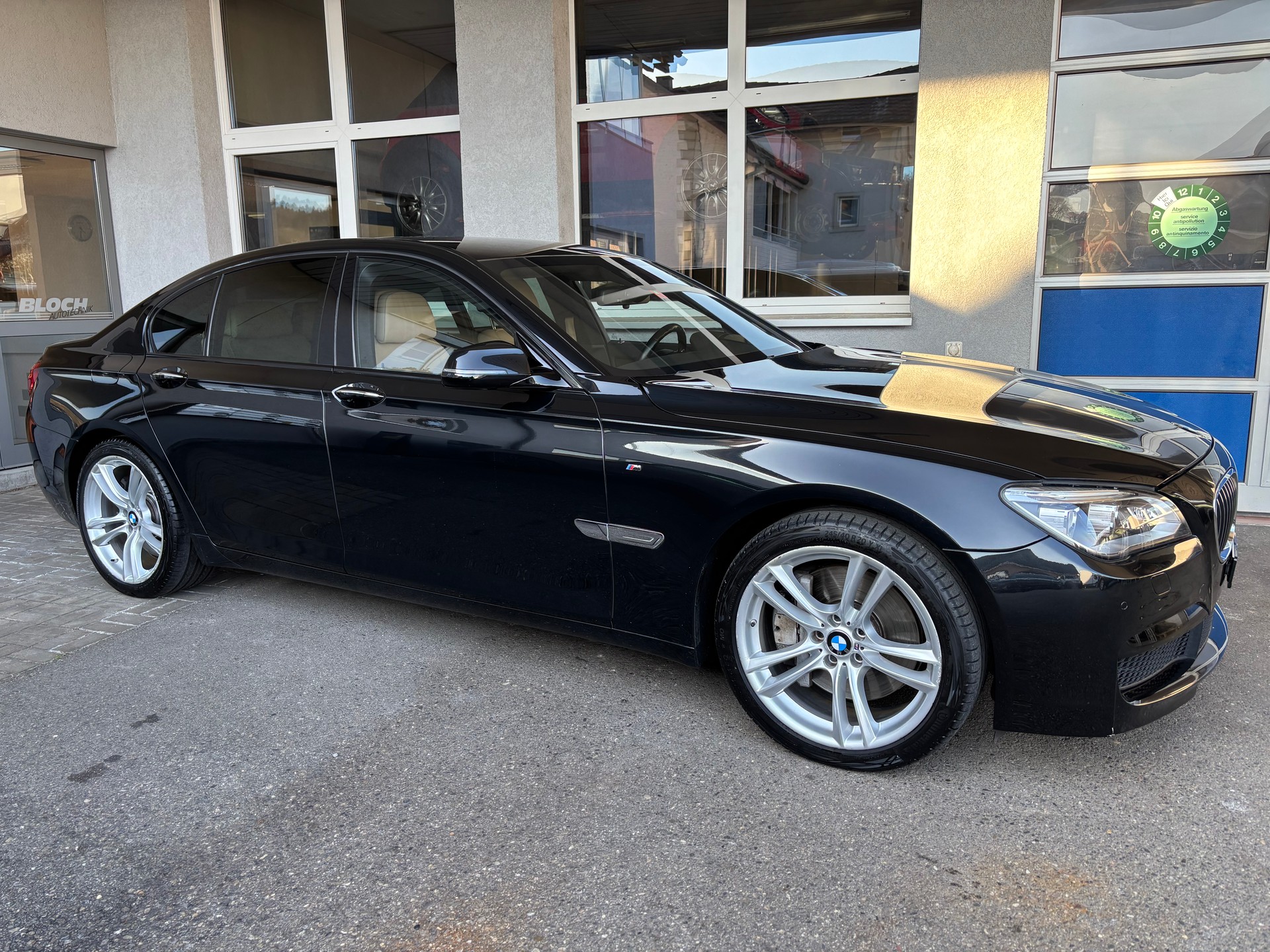 BMW 750i xDrive-image-1