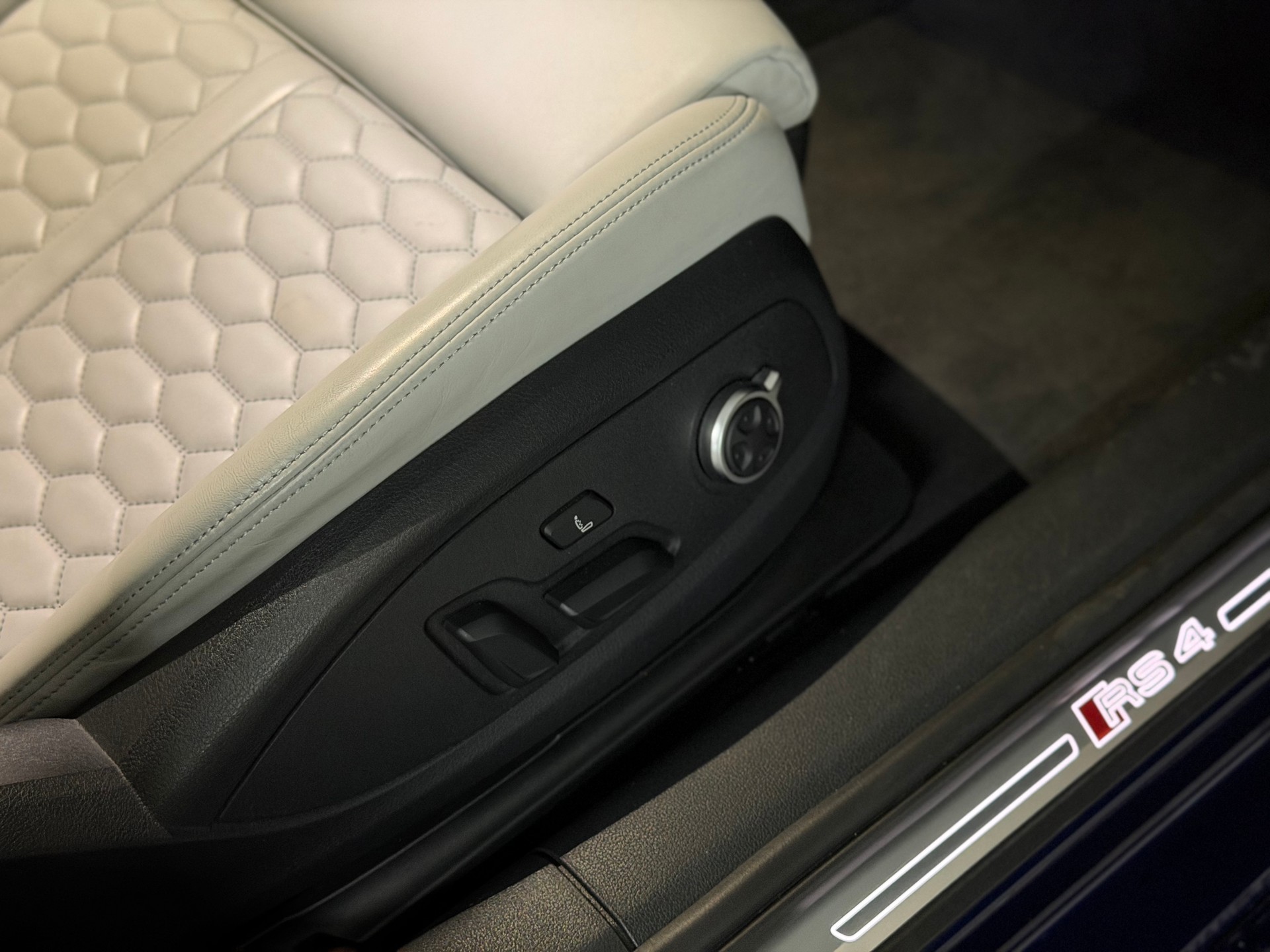 AUDI RS4 Avant 2.9 TFSI quattro tiptronic-image-10