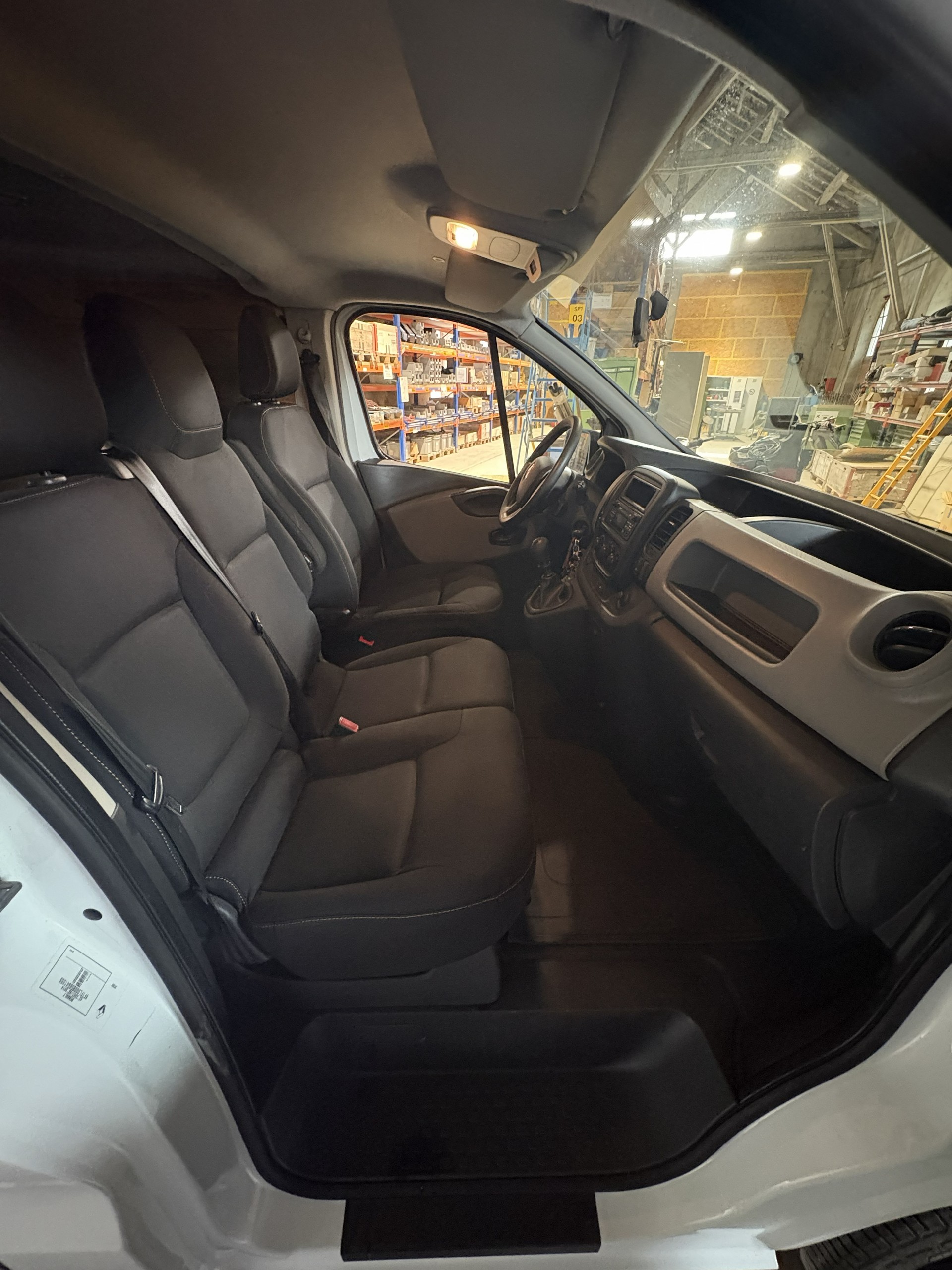 RENAULT TRAFIC-image-15