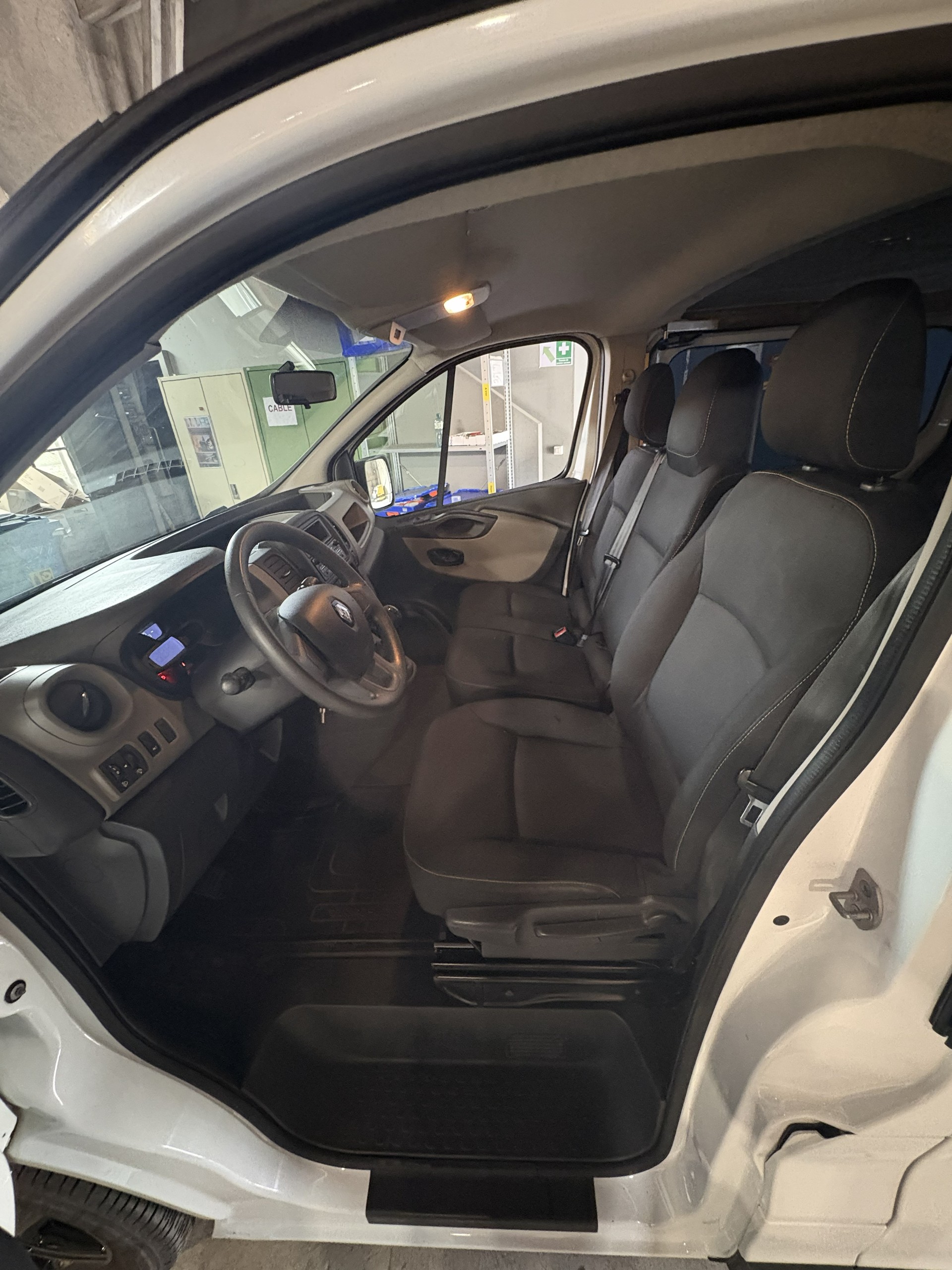 RENAULT TRAFIC-image-14