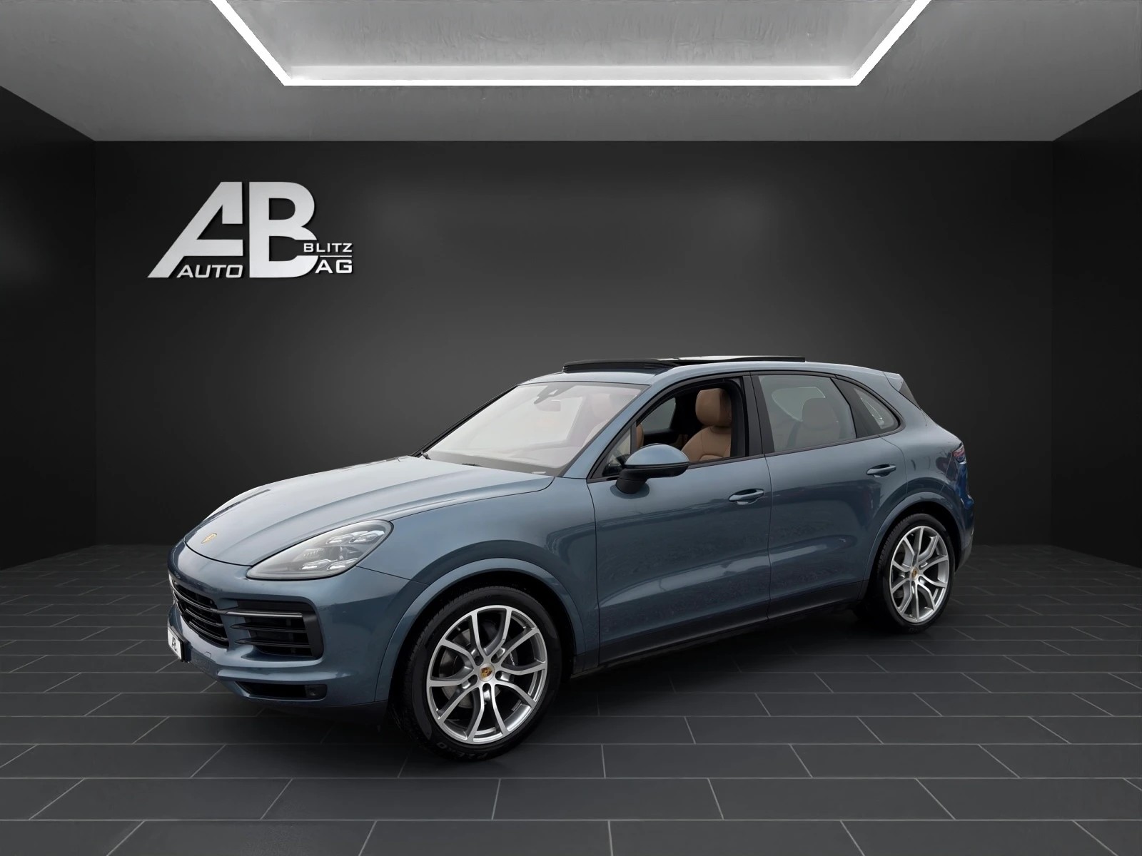 PORSCHE Cayenne-showroom-element-1