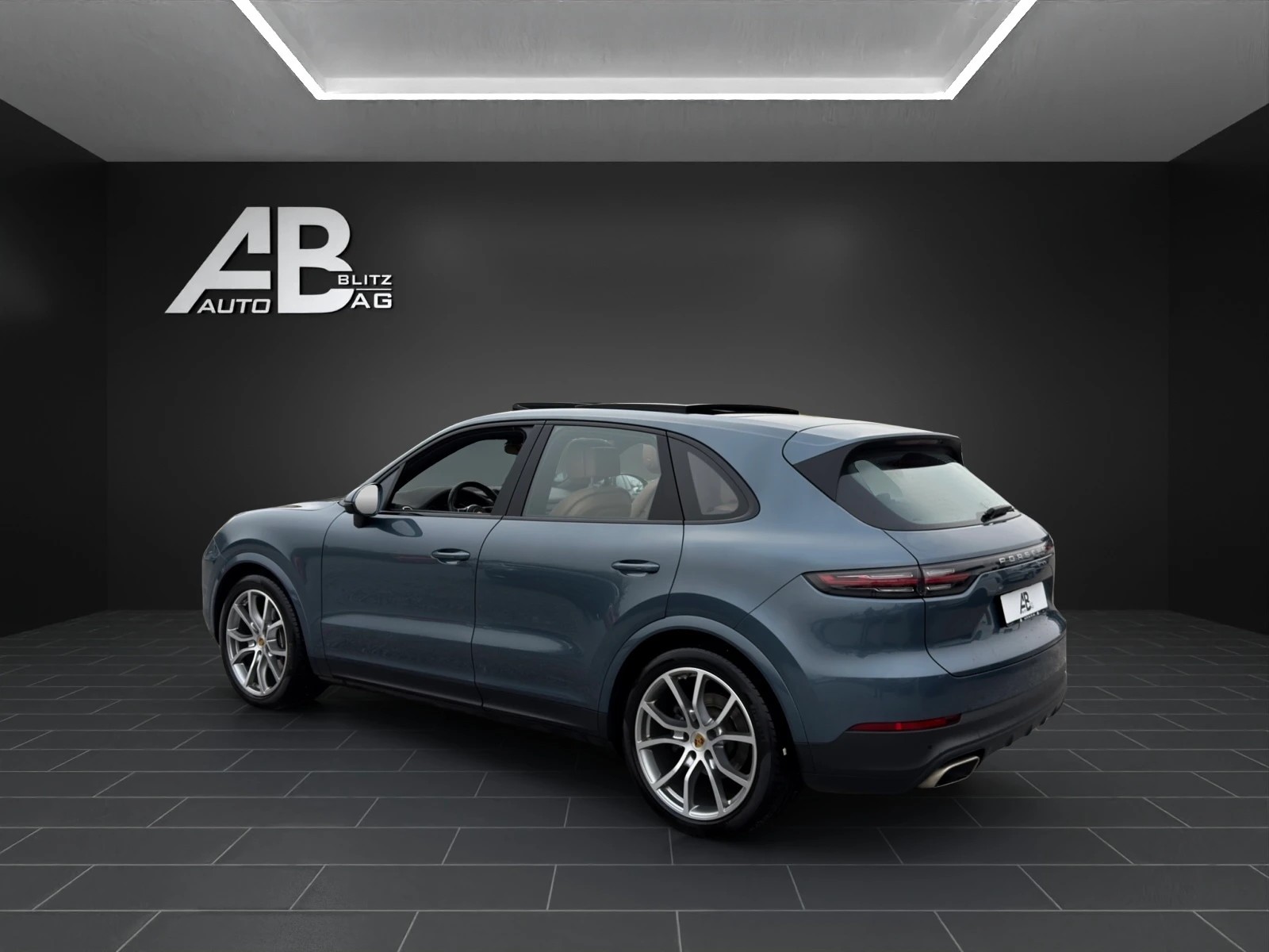 PORSCHE Cayenne-showroom-element-2