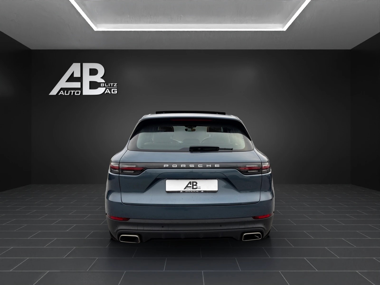 PORSCHE Cayenne-showroom-element-3