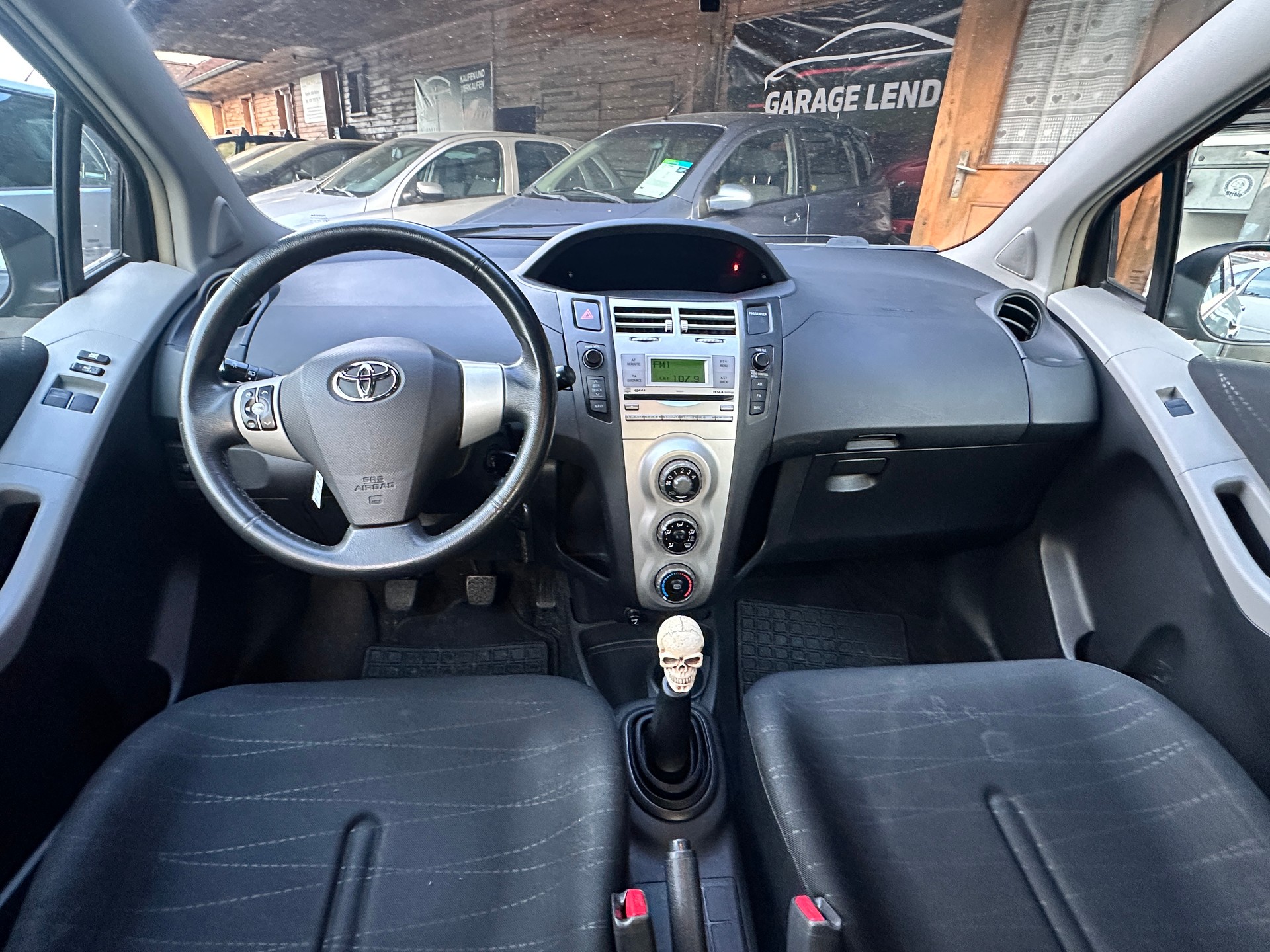 TOYOTA Yaris 1.3 Linea Sol-image-4