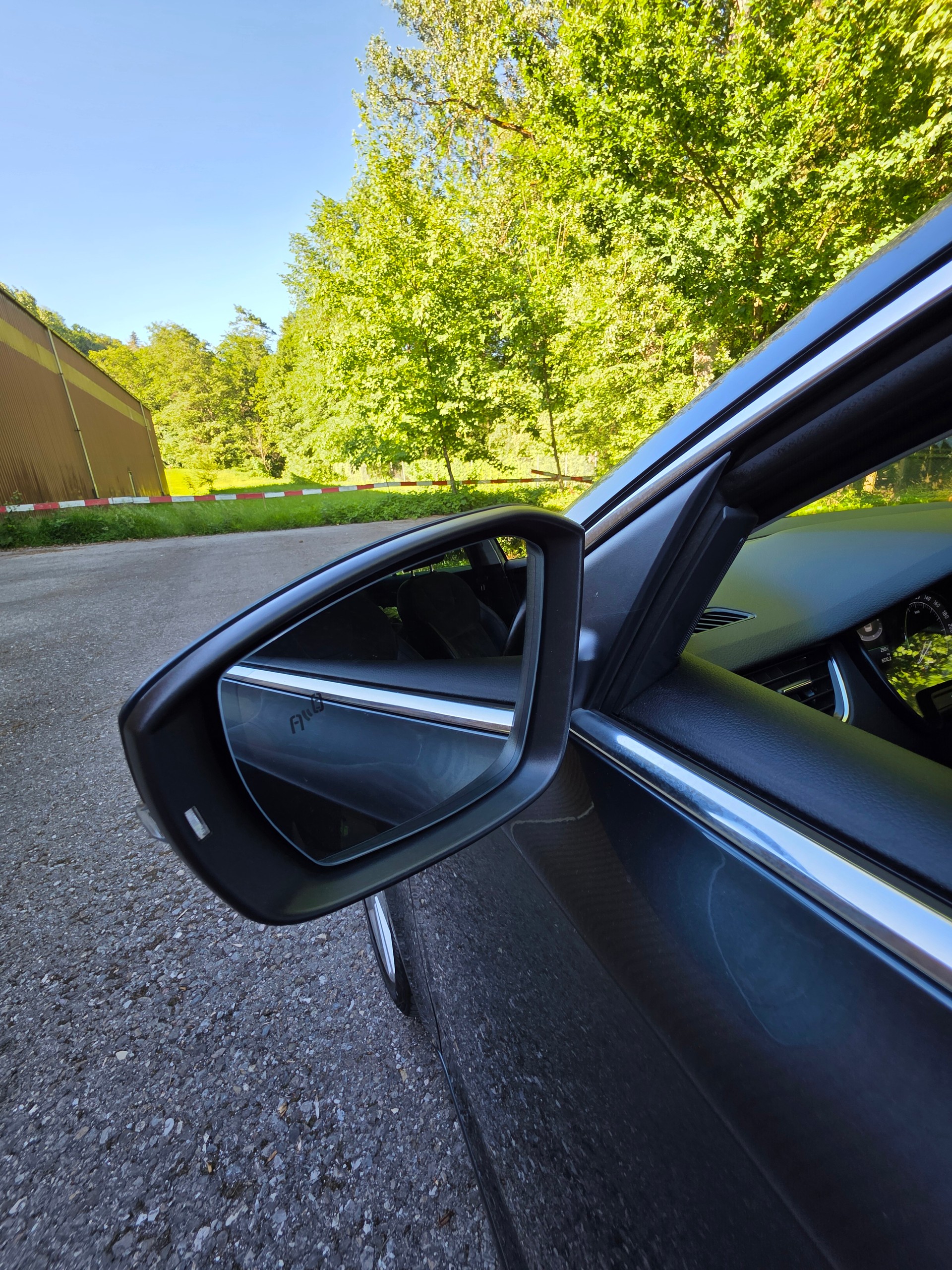 SKODA Octavia Combi 2.0 TDI Swiss Edition DSG-image-11