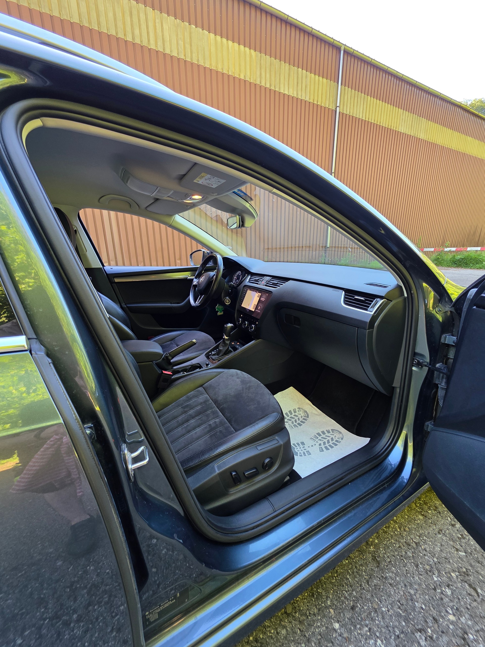 SKODA Octavia Combi 2.0 TDI Swiss Edition DSG-image-6
