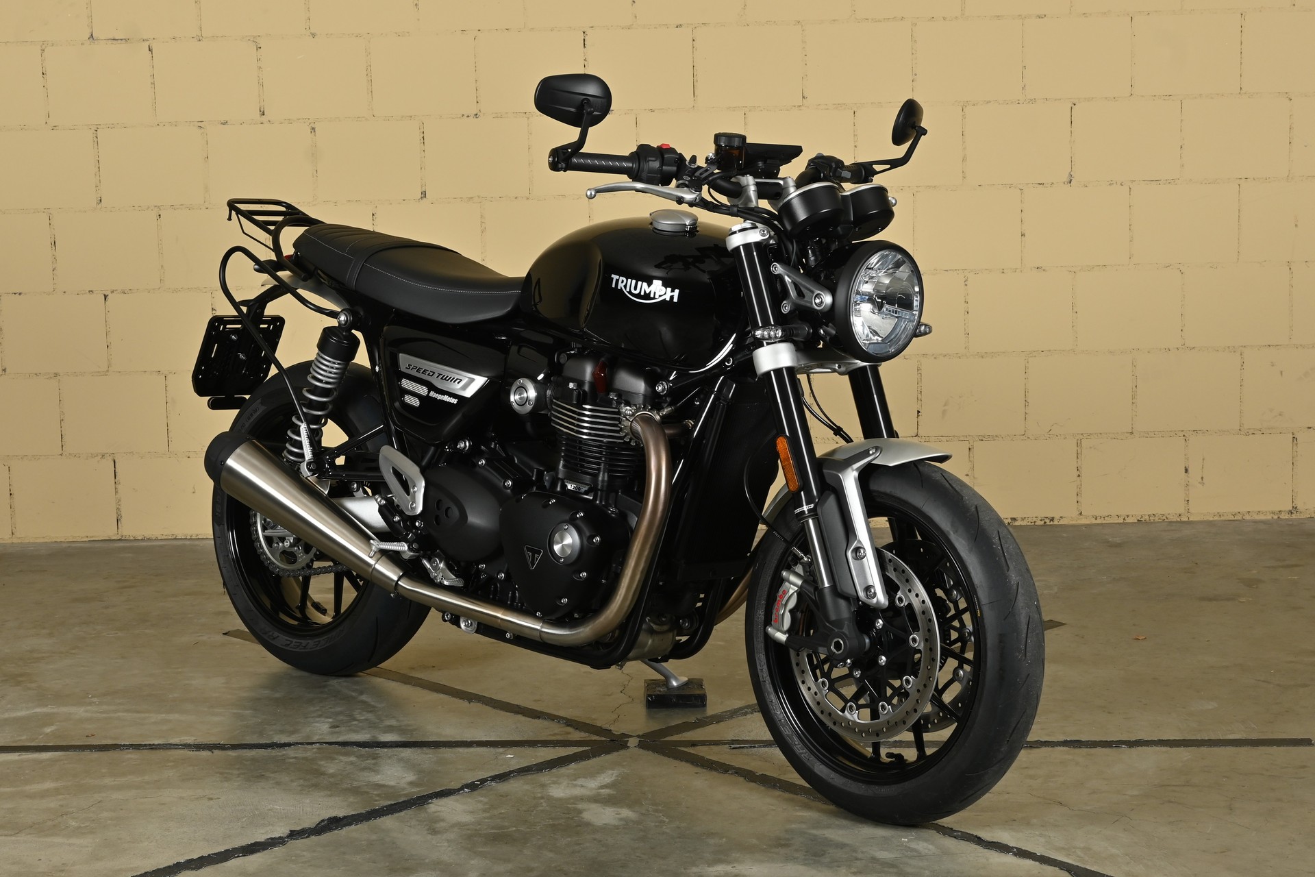 TRIUMPH Speed Twin 1200-image-1