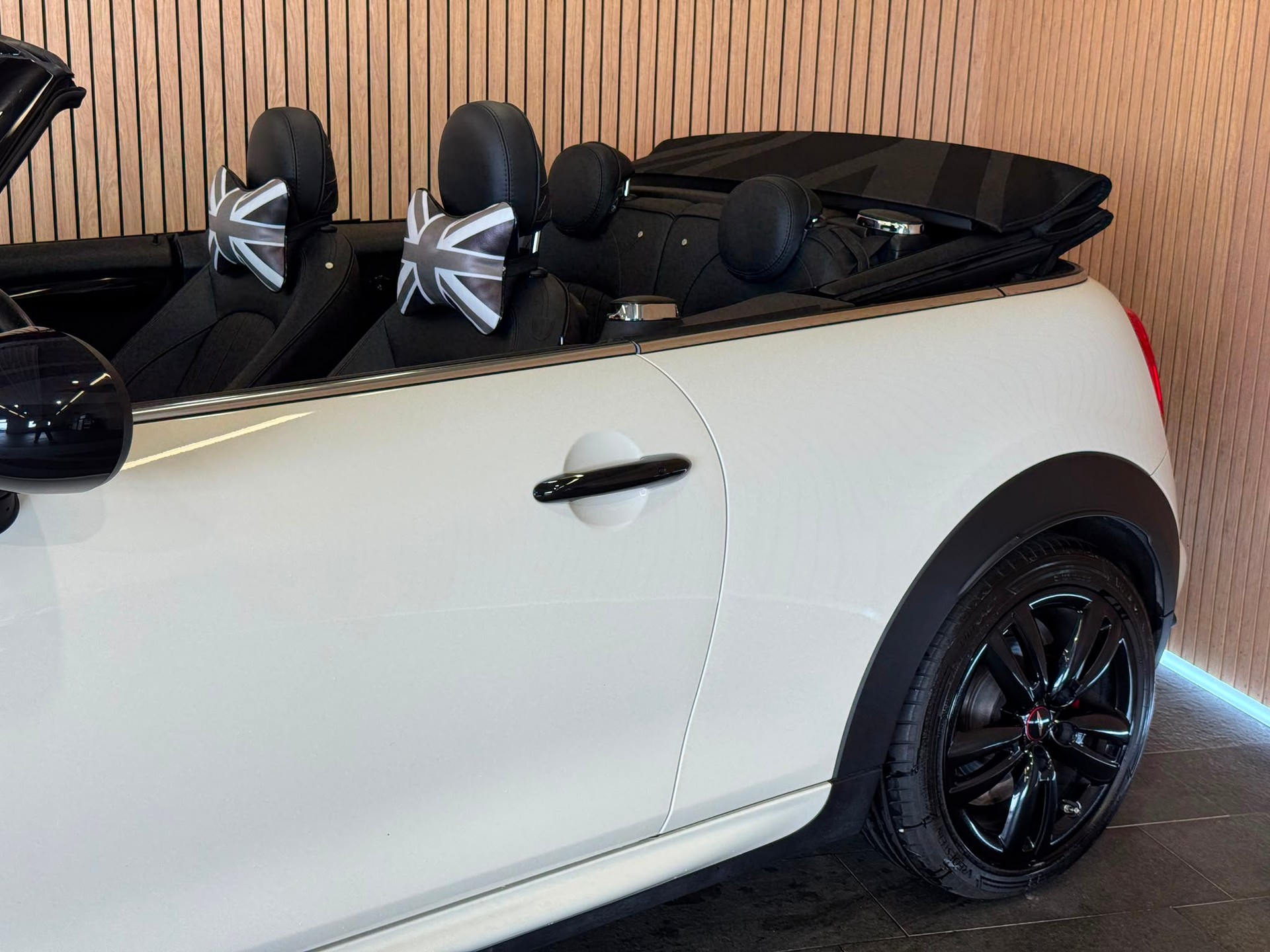 MINI Cooper John Cooper Works Cabriolet Steptronic-showroom-element-2