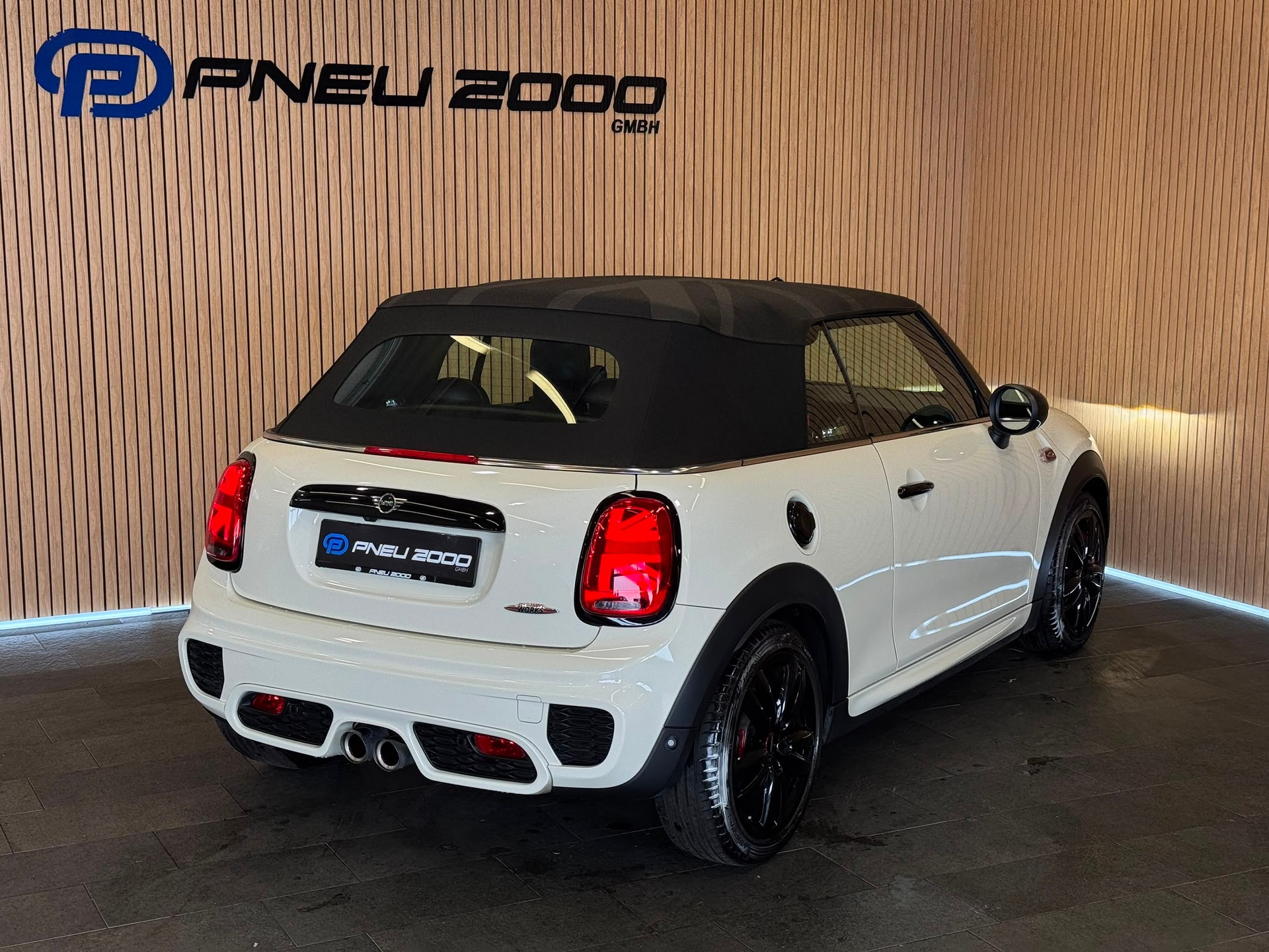 MINI Cooper John Cooper Works Cabriolet Steptronic-image-7