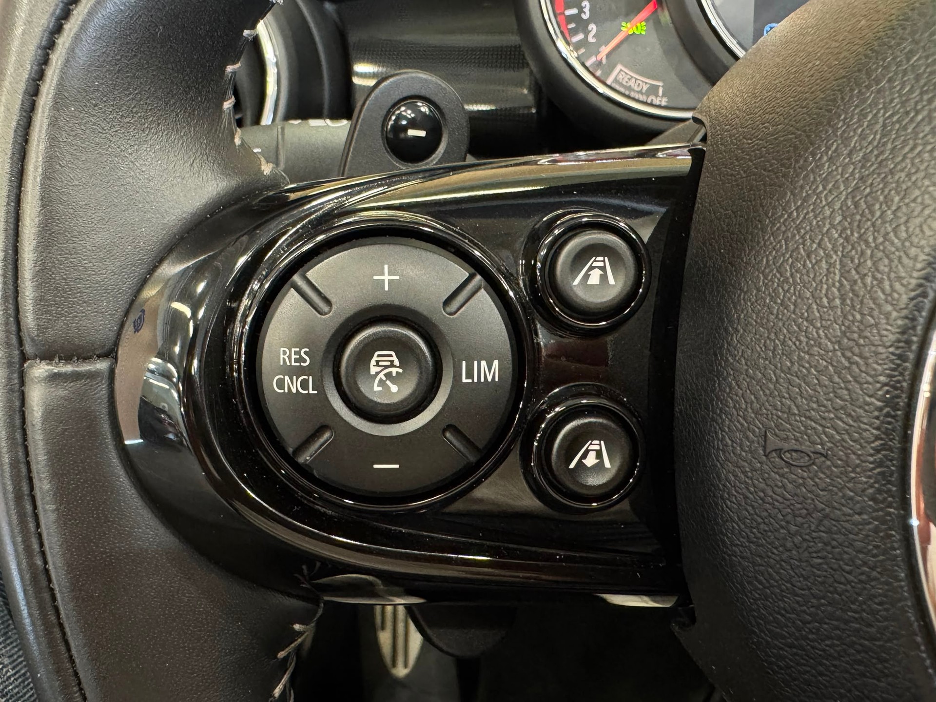 MINI Cooper John Cooper Works Cabriolet Steptronic-image-16