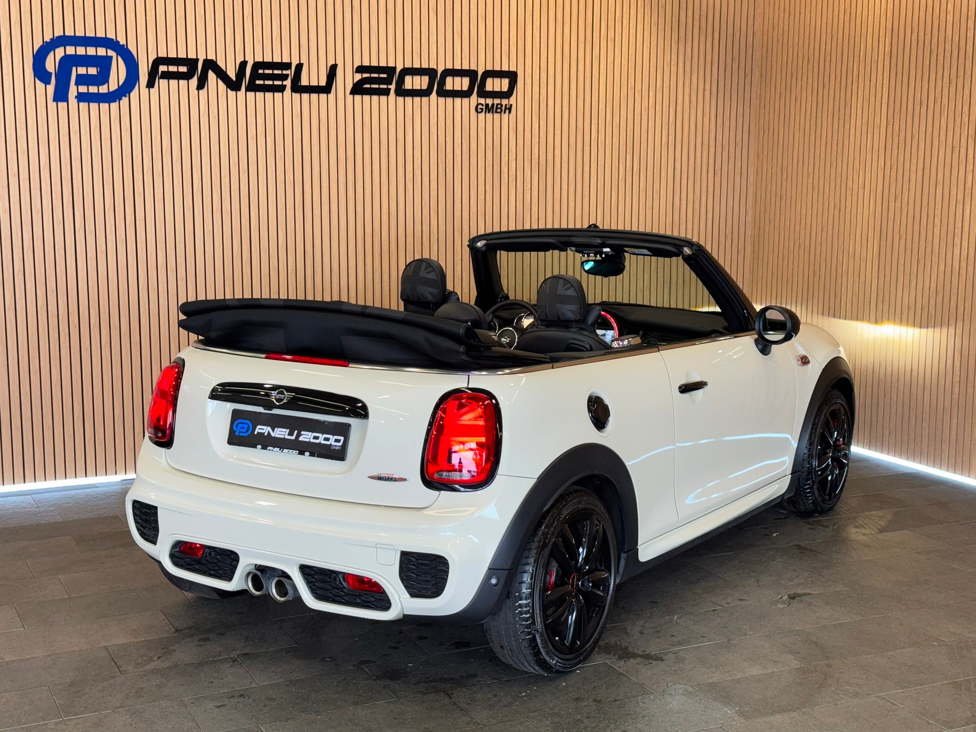 MINI Cooper John Cooper Works Cabriolet Steptronic-image-8