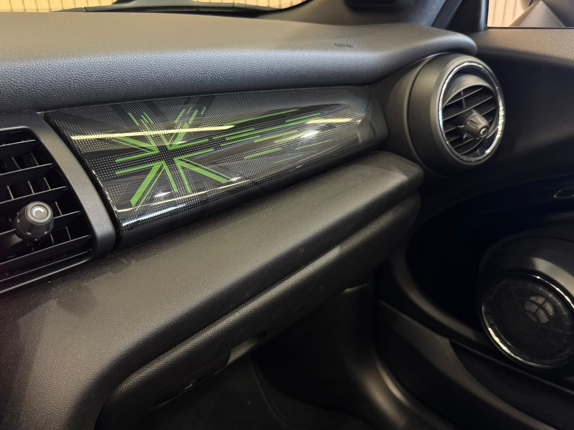 MINI Cooper John Cooper Works Cabriolet Steptronic-image-21