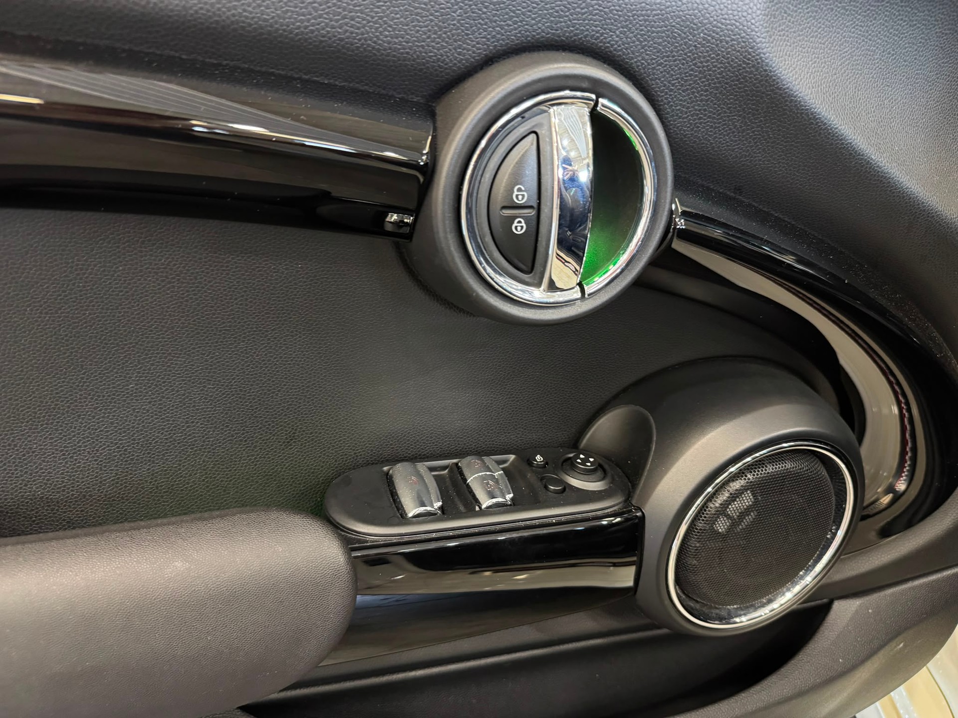 MINI Cooper John Cooper Works Cabriolet Steptronic-image-23