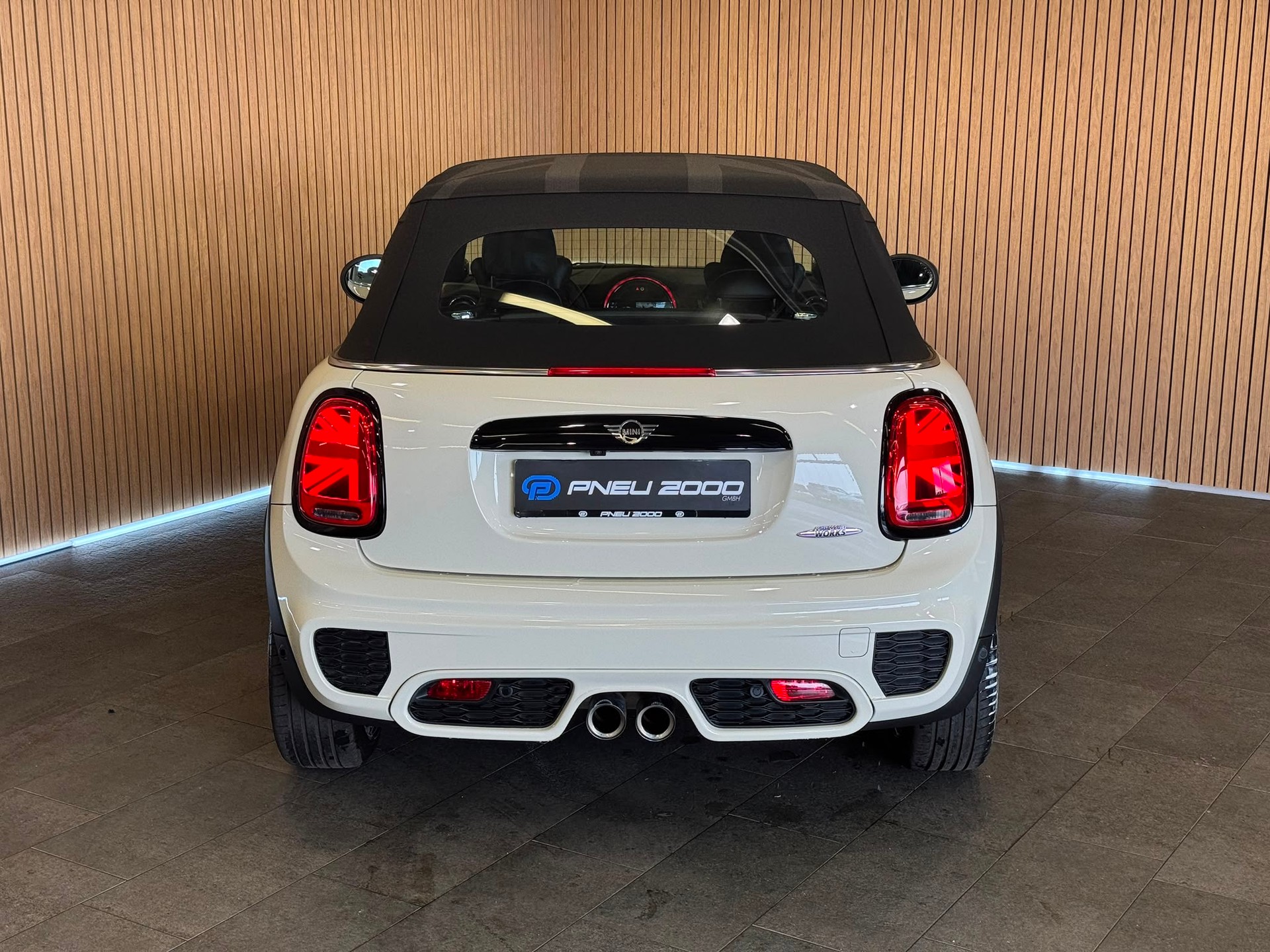 MINI Cooper John Cooper Works Cabriolet Steptronic-image-9