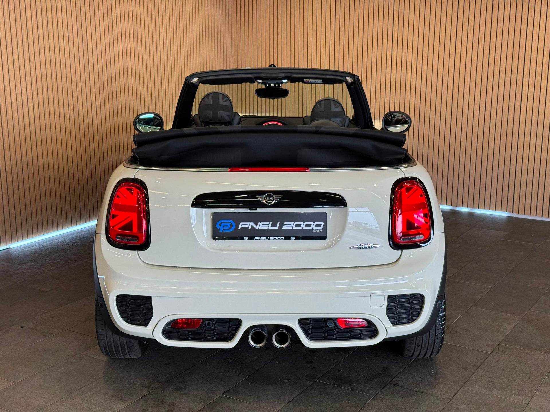 MINI Cooper John Cooper Works Cabriolet Steptronic-image-10