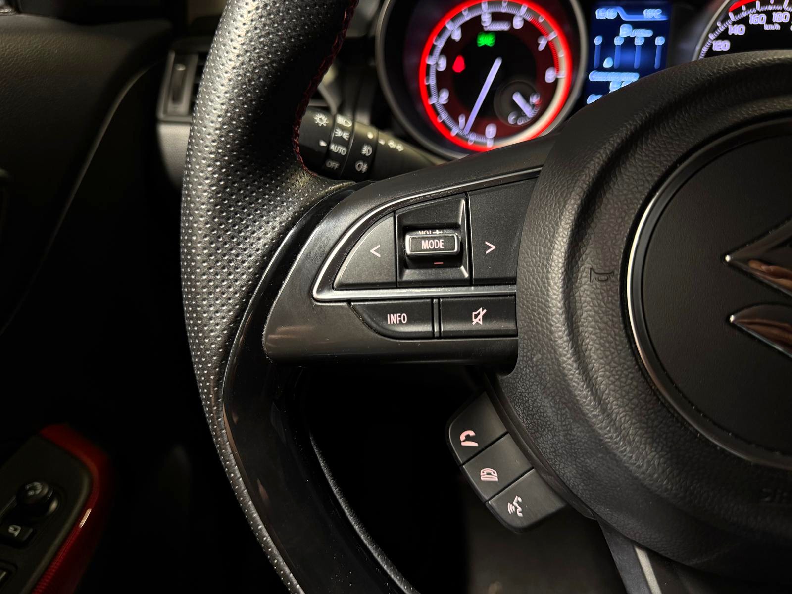 SUZUKI Swift Sport 1.4i 16V Compact Top Hybrid-image-9