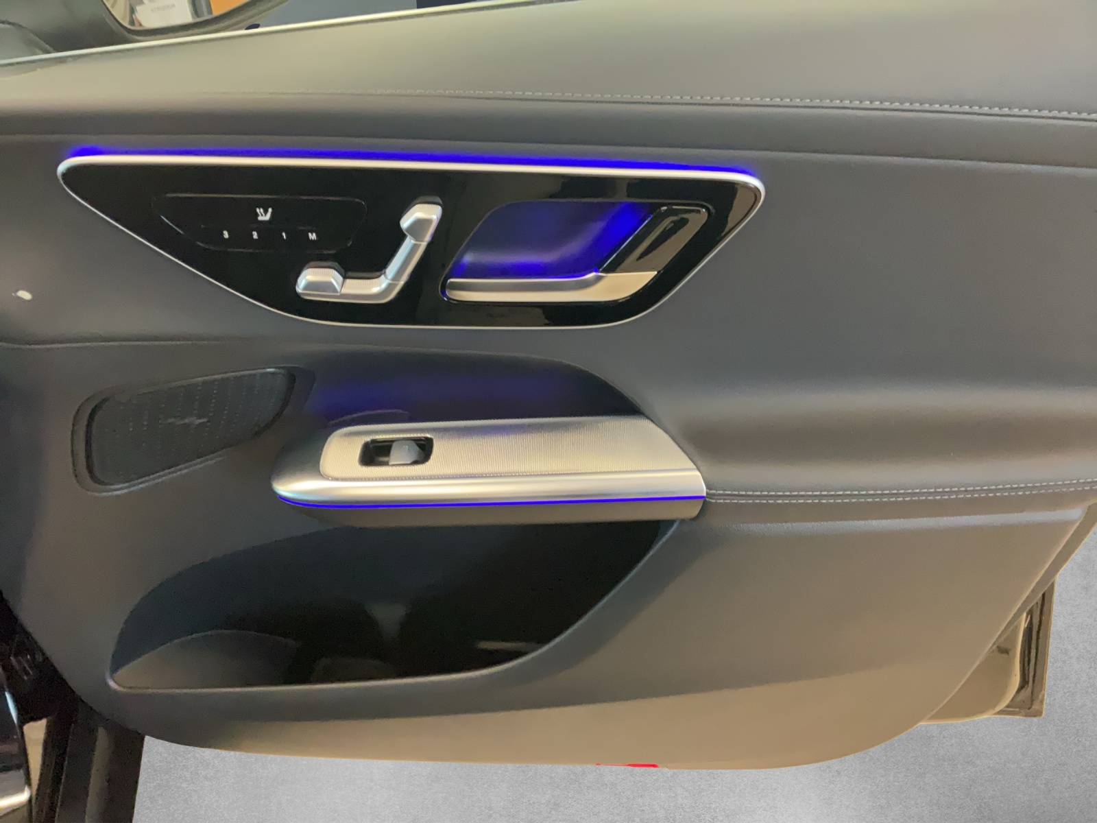 MERCEDES-BENZ GLC 300 4M AMG Line-image-8