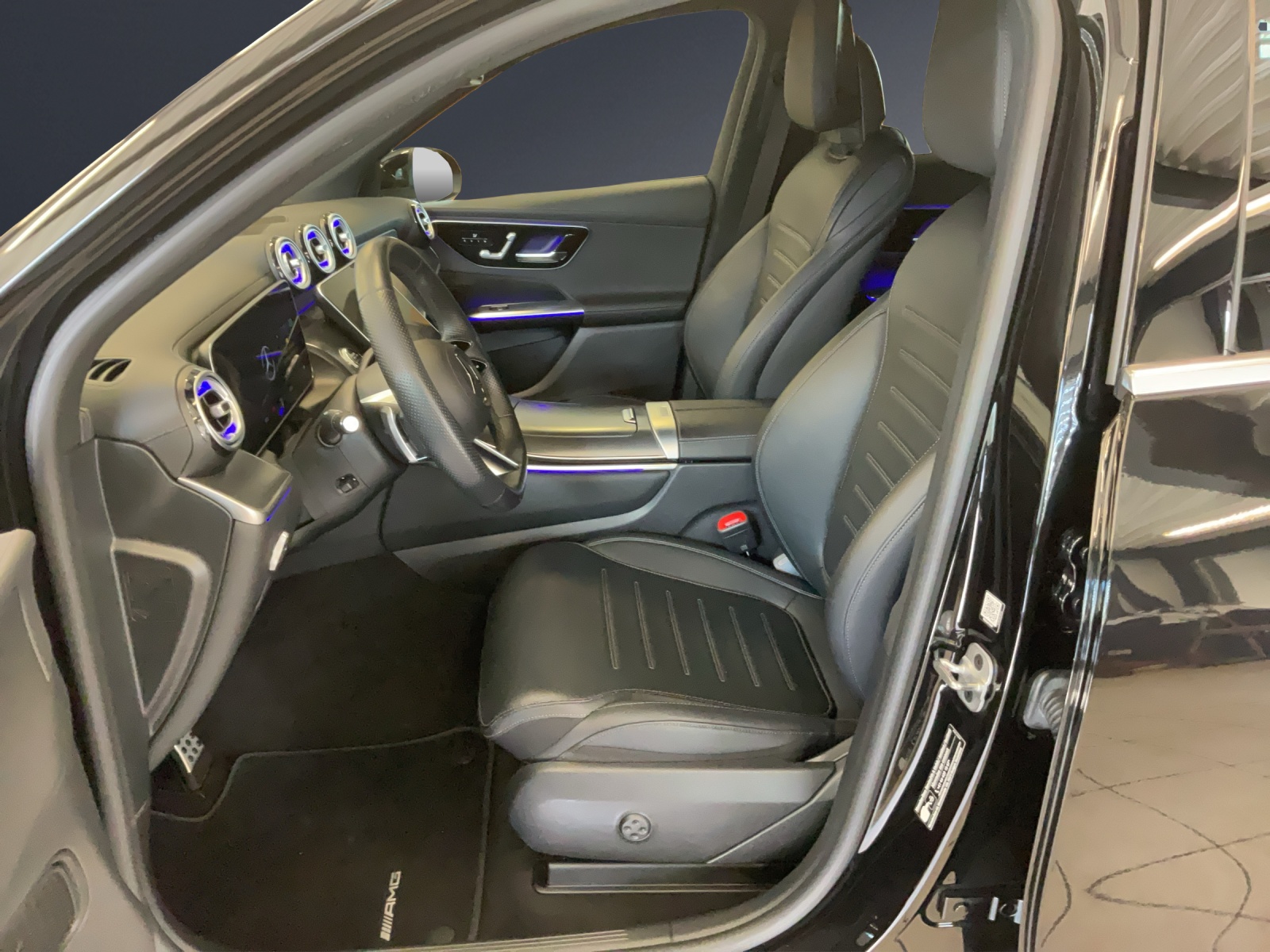 MERCEDES-BENZ GLC 300 4M AMG Line-image-6