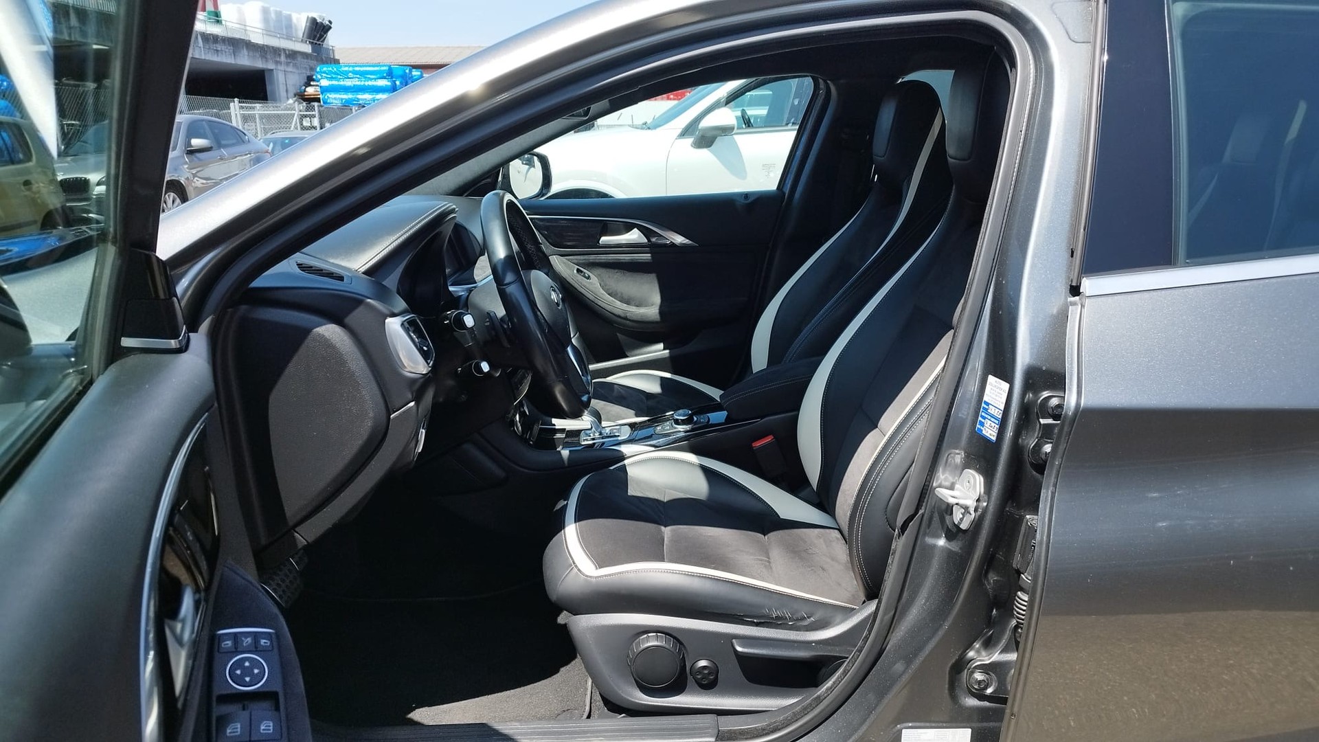 INFINITI Q30 2.0t Sport AWD DCT-image-8