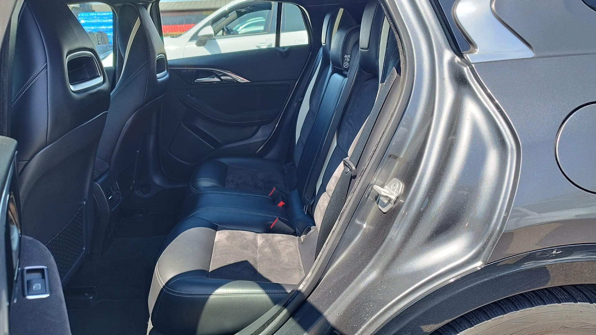 INFINITI Q30 2.0t Sport AWD DCT-image-11