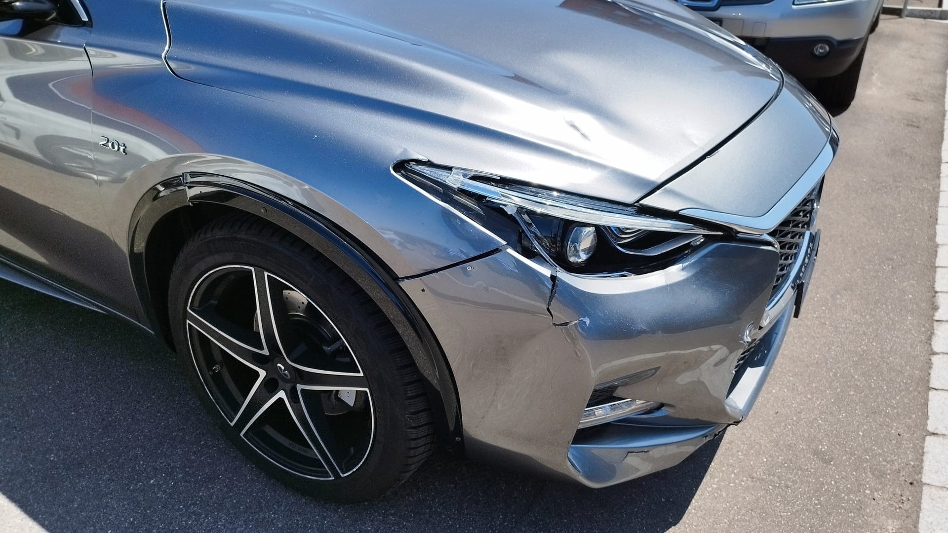 INFINITI Q30 2.0t Sport AWD DCT-image-1