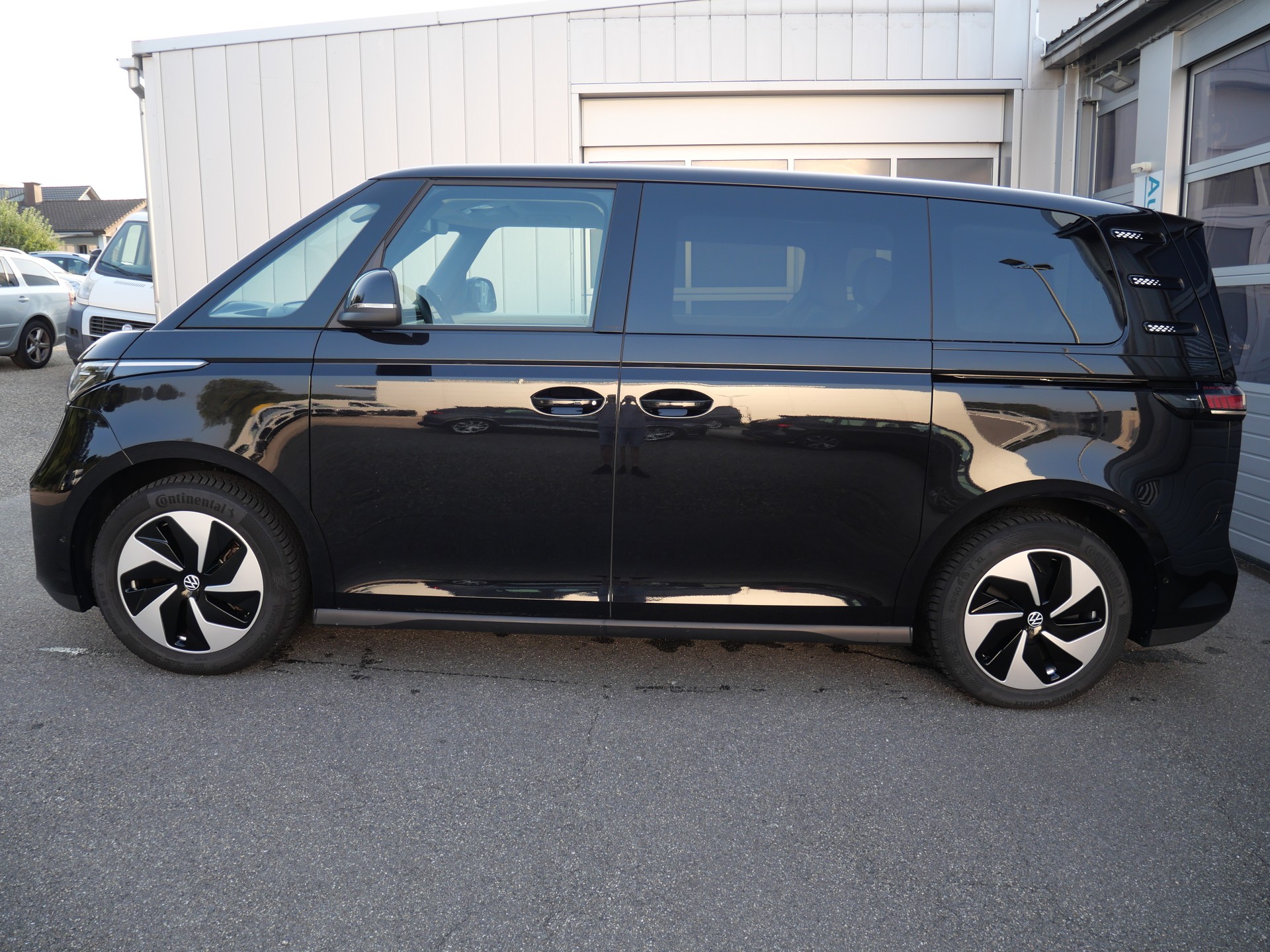 VW ID.Buzz NWB Pro *CH-Auto, Matrix-Scheinwerfer, 8 Reifen*-showroom-element-2