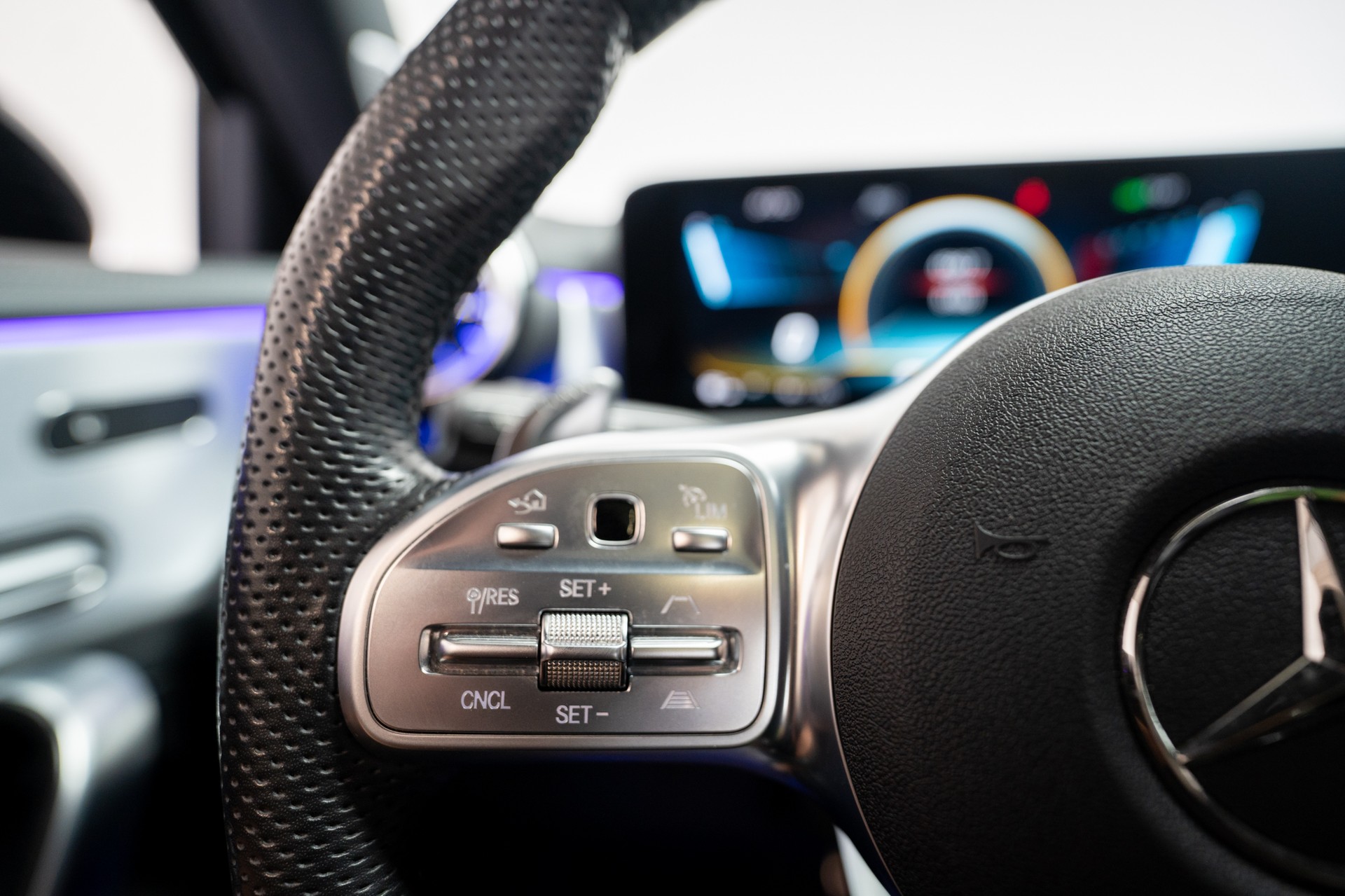 MERCEDES-BENZ A 35 AMG 4matic / CH-Fahrzeug / Panorama / Burmester / 360°Kamera-image-18