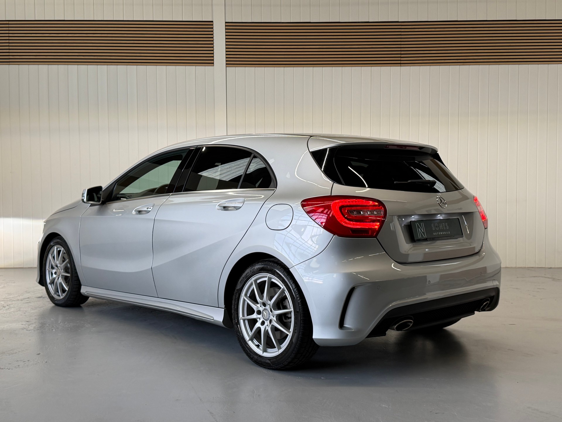 MERCEDES-BENZ A 250 AMG Line 7G-DCT Ab MFK & Service-showroom-element-2