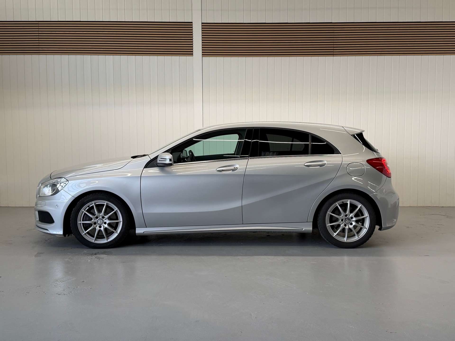 MERCEDES-BENZ A 250 AMG Line 7G-DCT Ab MFK & Service-showroom-element-1
