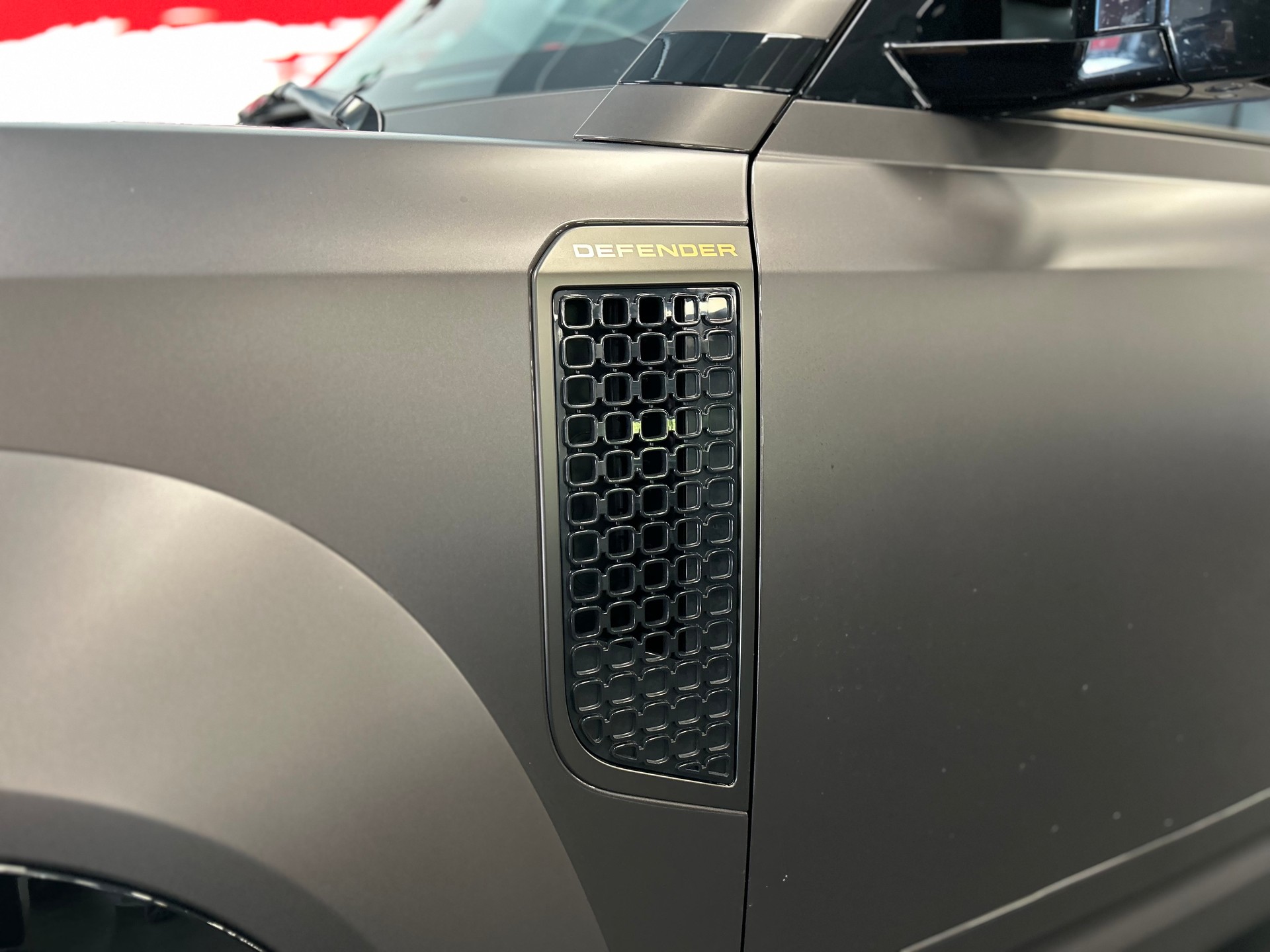 LAND ROVER Defender 110 635 V8 4.4 Octa AT8-image-25