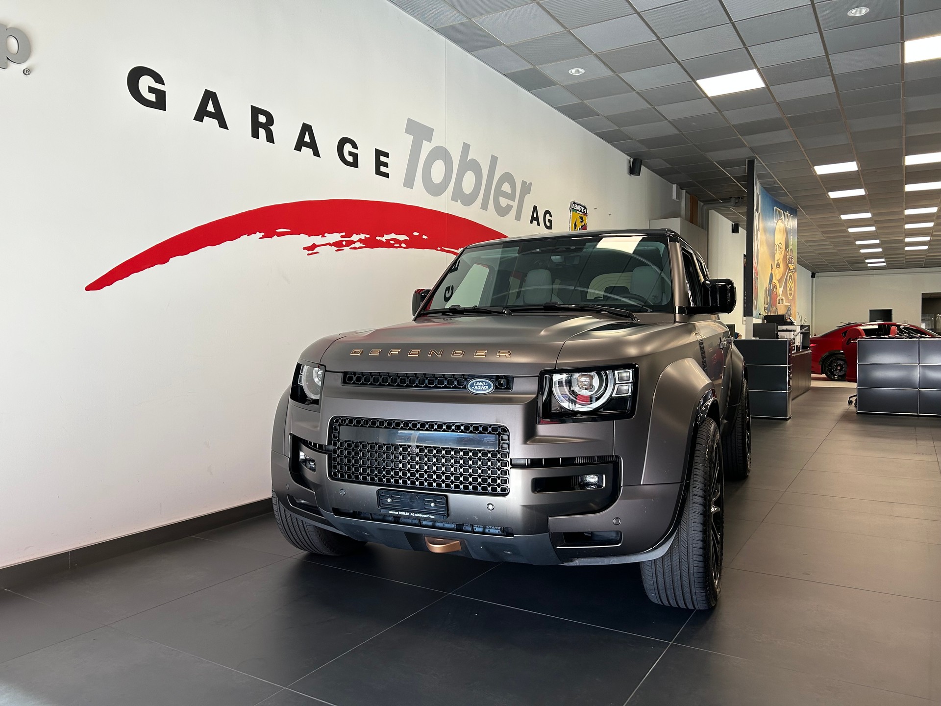 LAND ROVER Defender 110 635 V8 4.4 Octa AT8-showroom-element-2