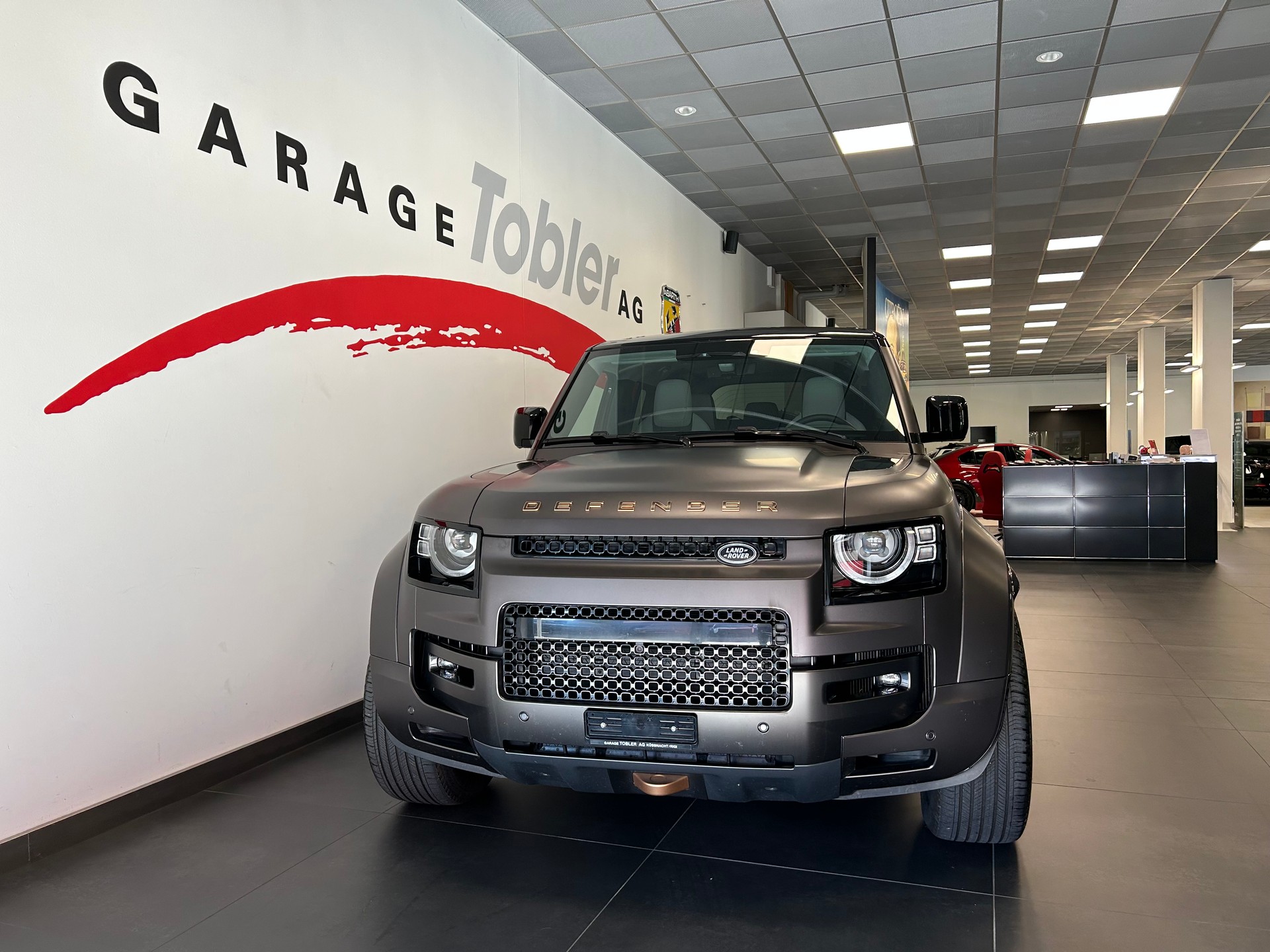 LAND ROVER Defender 110 635 V8 4.4 Octa AT8-showroom-element-3