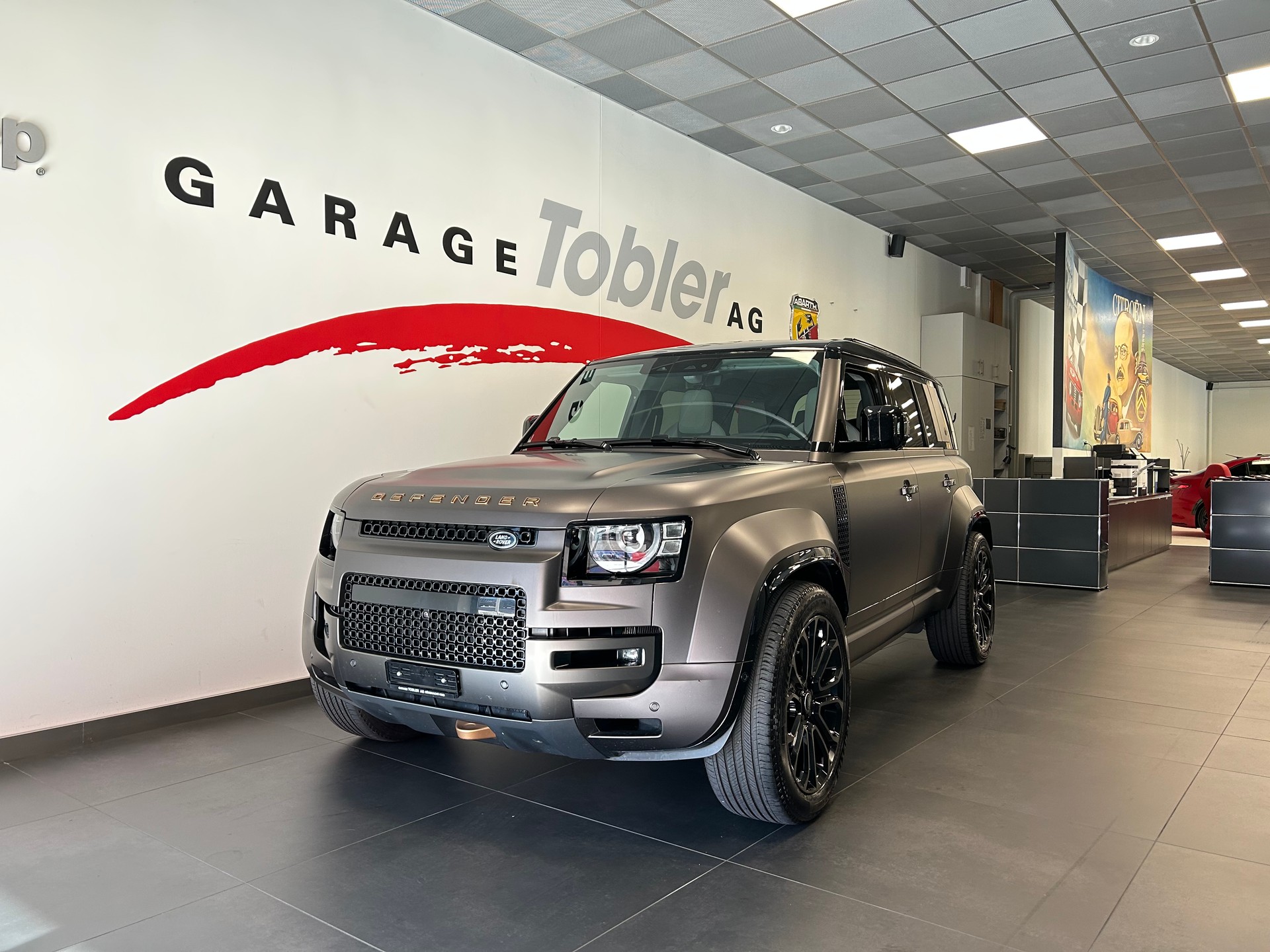 LAND ROVER Defender 110 635 V8 4.4 Octa AT8-showroom-element-1