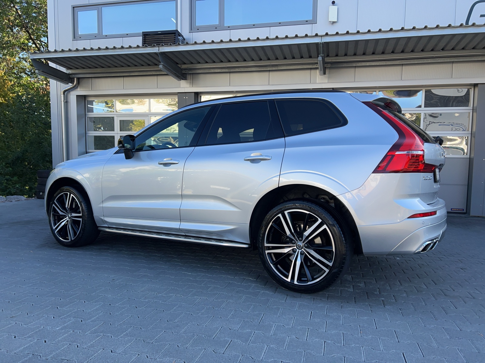 VOLVO XC60 B6 Benzin Mild Hybrid AWD R-Design Geartronic-showroom-element-2