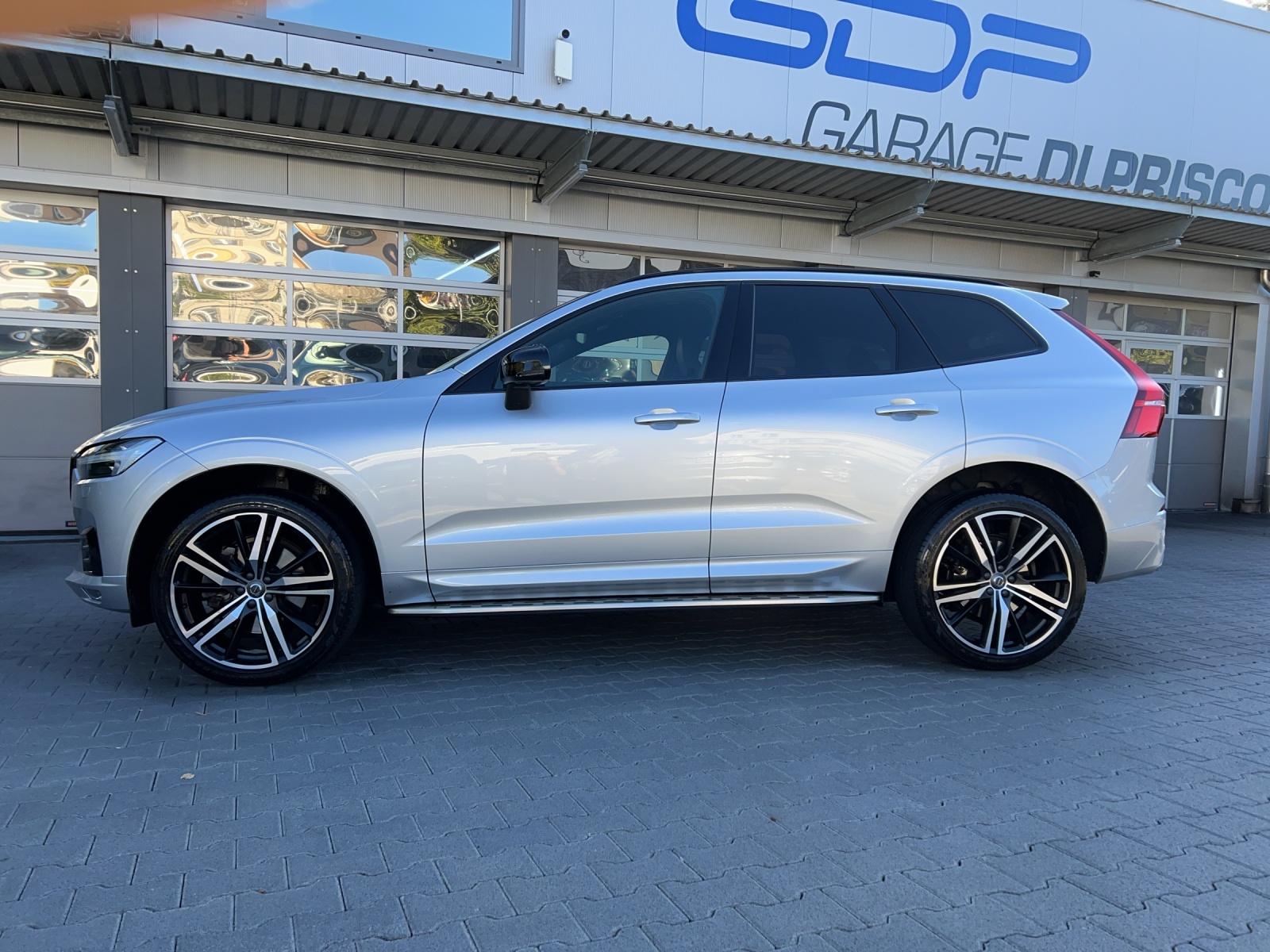 VOLVO XC60 B6 Benzin Mild Hybrid AWD R-Design Geartronic-showroom-element-1