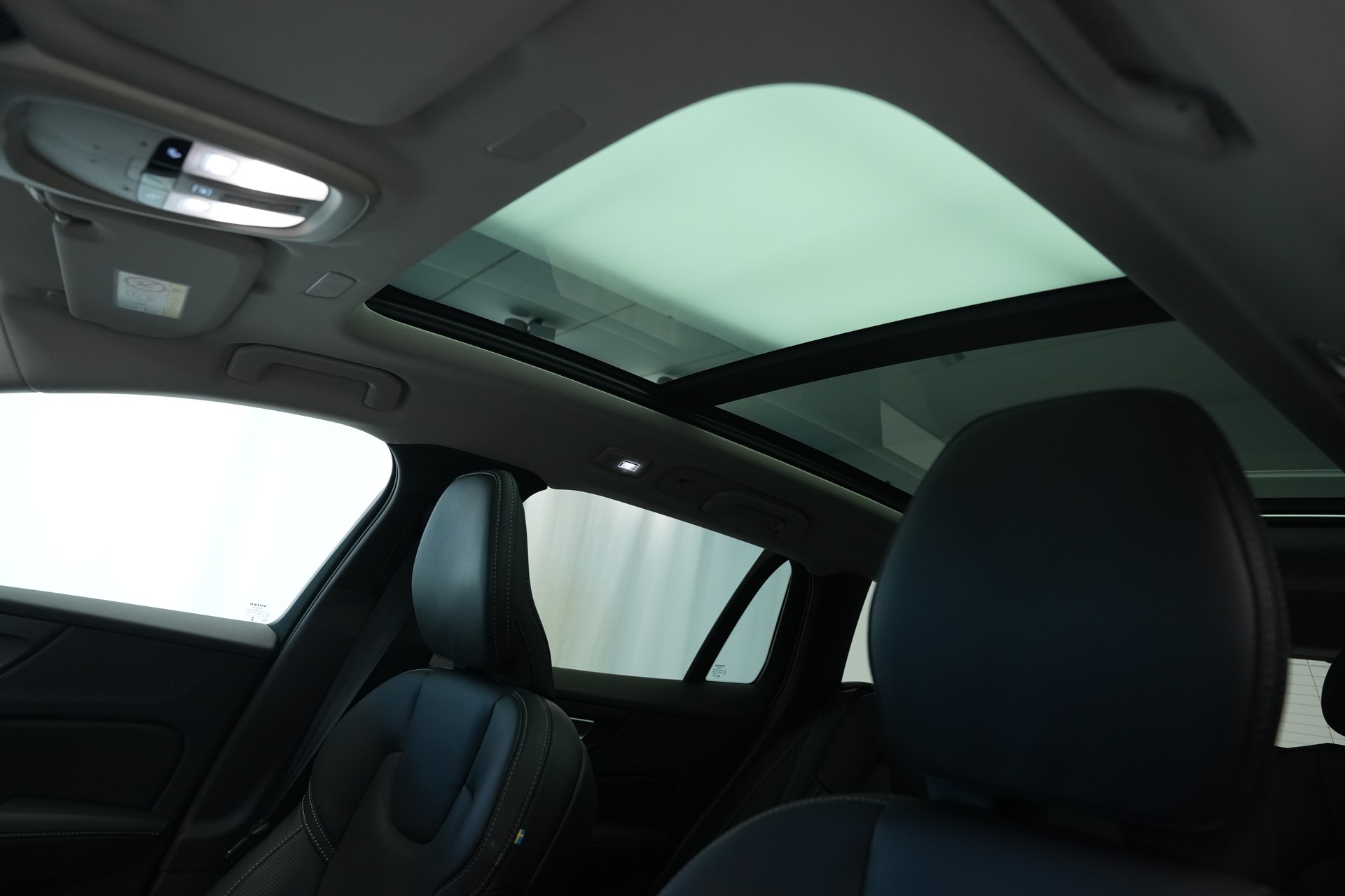 VOLVO V60 T8 eAWD Plug in Hybrid Ultra Dark Geartronic-image-13