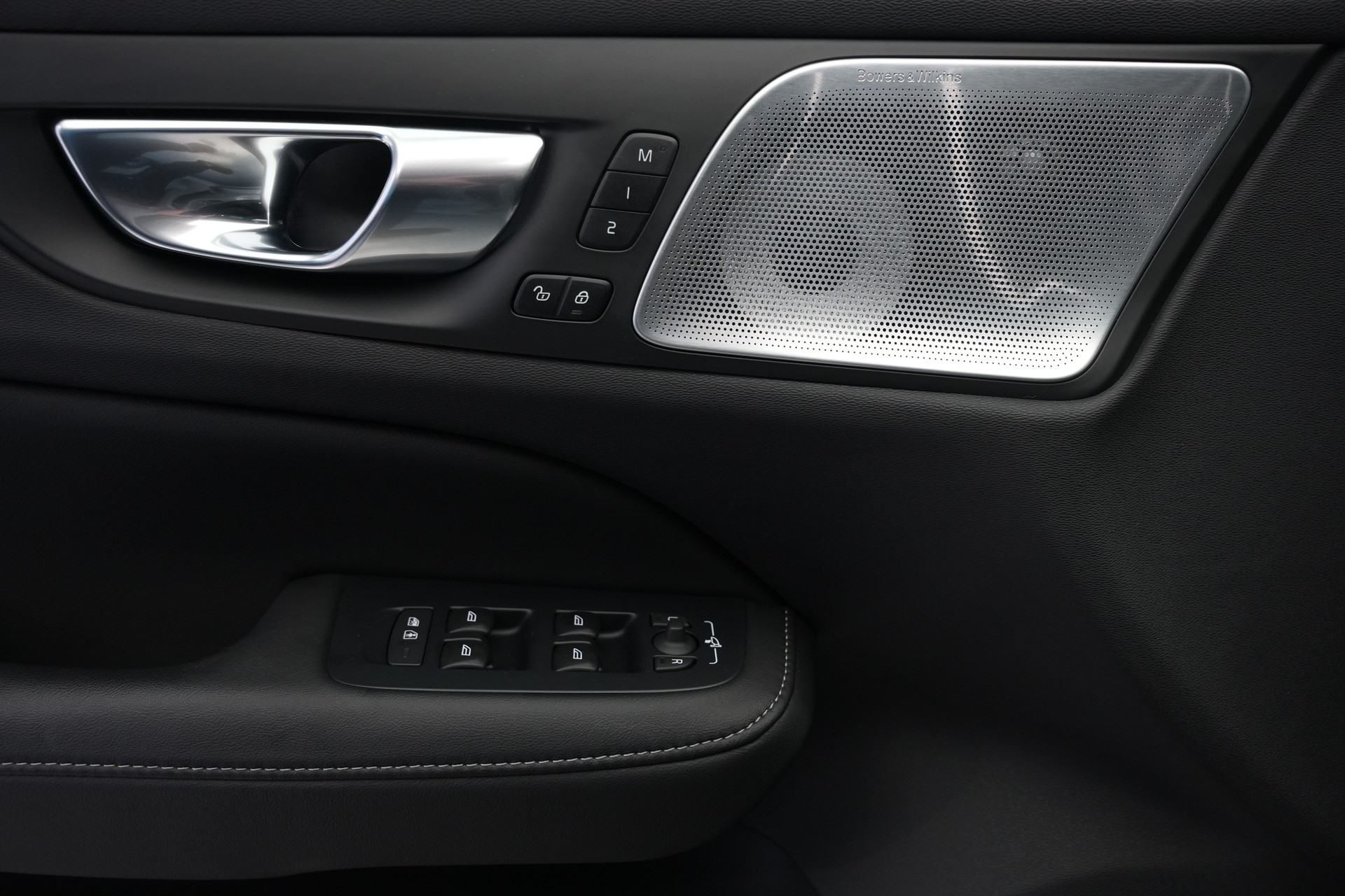 VOLVO V60 T8 eAWD Plug in Hybrid Ultra Dark Geartronic-image-23