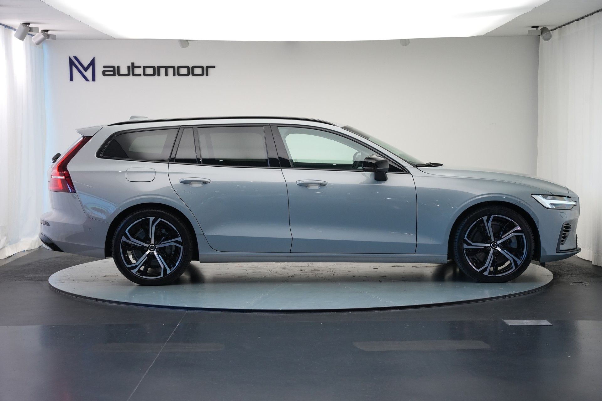 VOLVO V60 T8 eAWD Plug in Hybrid Ultra Dark Geartronic-showroom-element-3