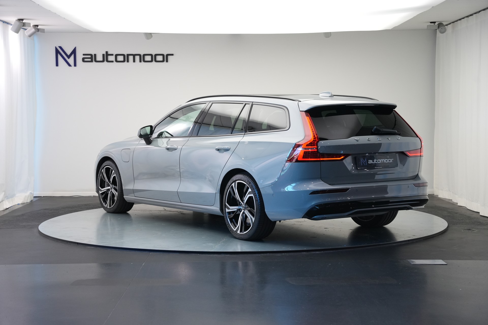 VOLVO V60 T8 eAWD Plug in Hybrid Ultra Dark Geartronic-image-6