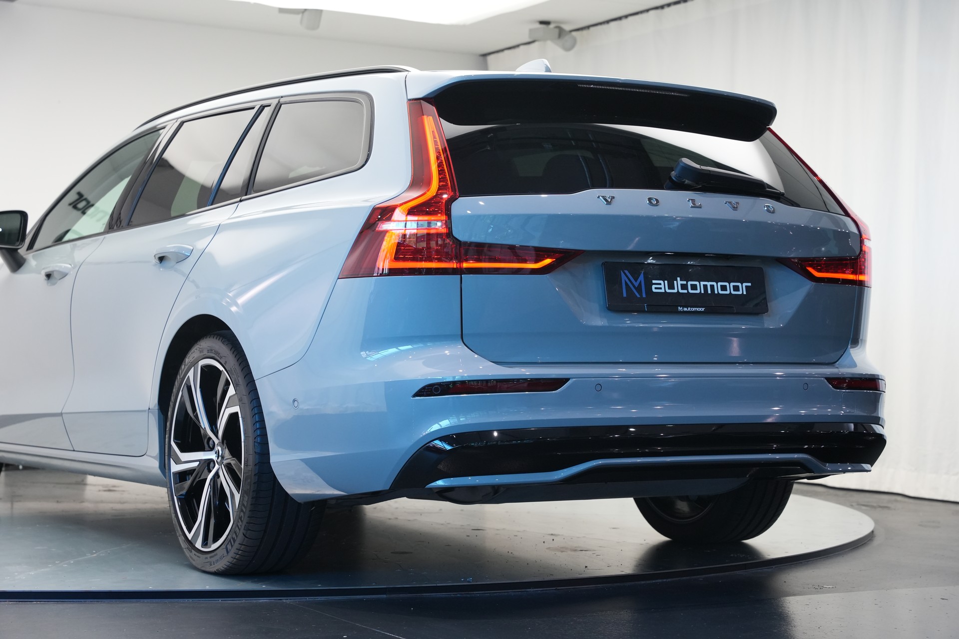 VOLVO V60 T8 eAWD Plug in Hybrid Ultra Dark Geartronic-image-40