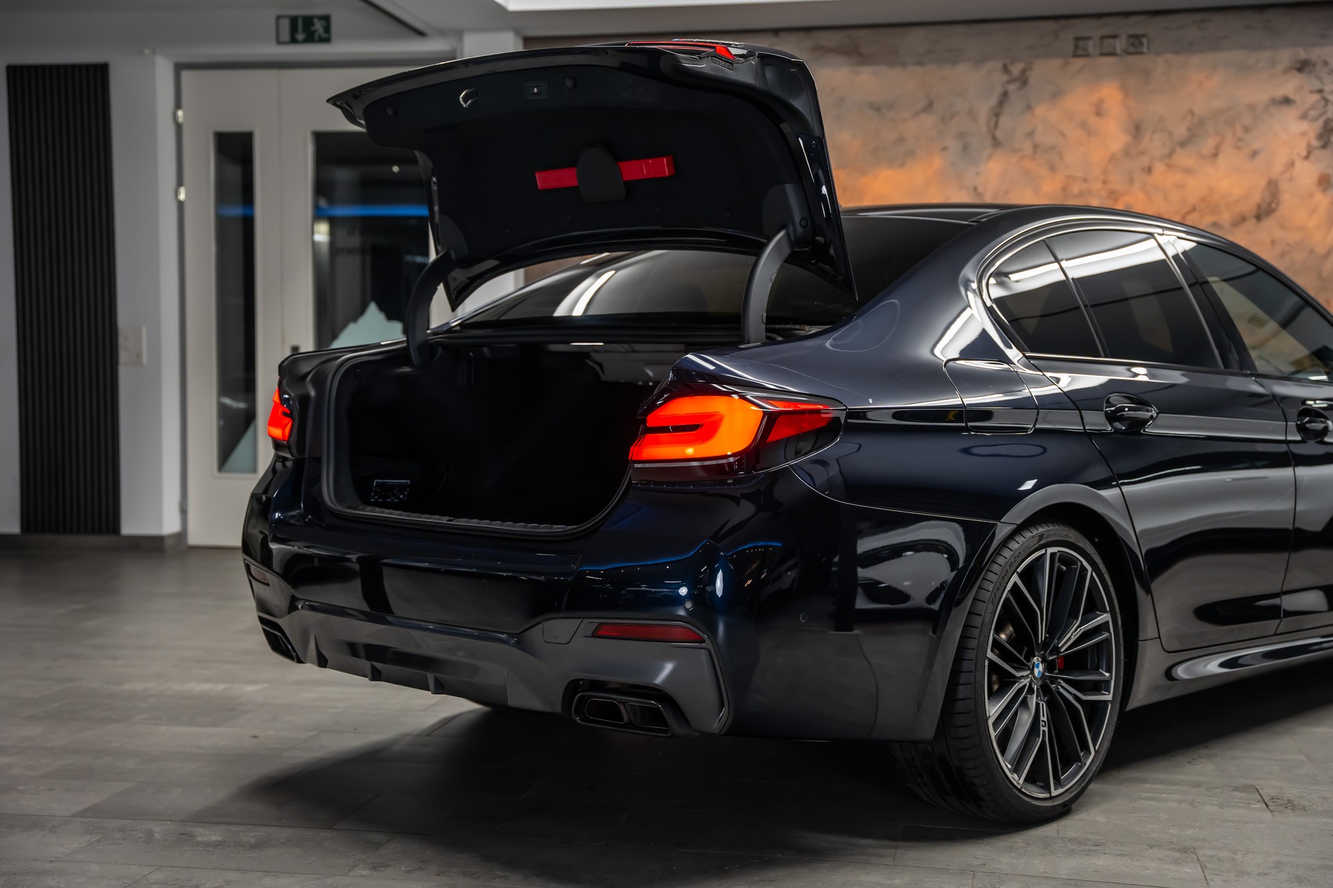 BMW M550i xDrive M Sport Pro Steptronic *Laser*M-Performance Sitze*Head-Up*360°*-image-7