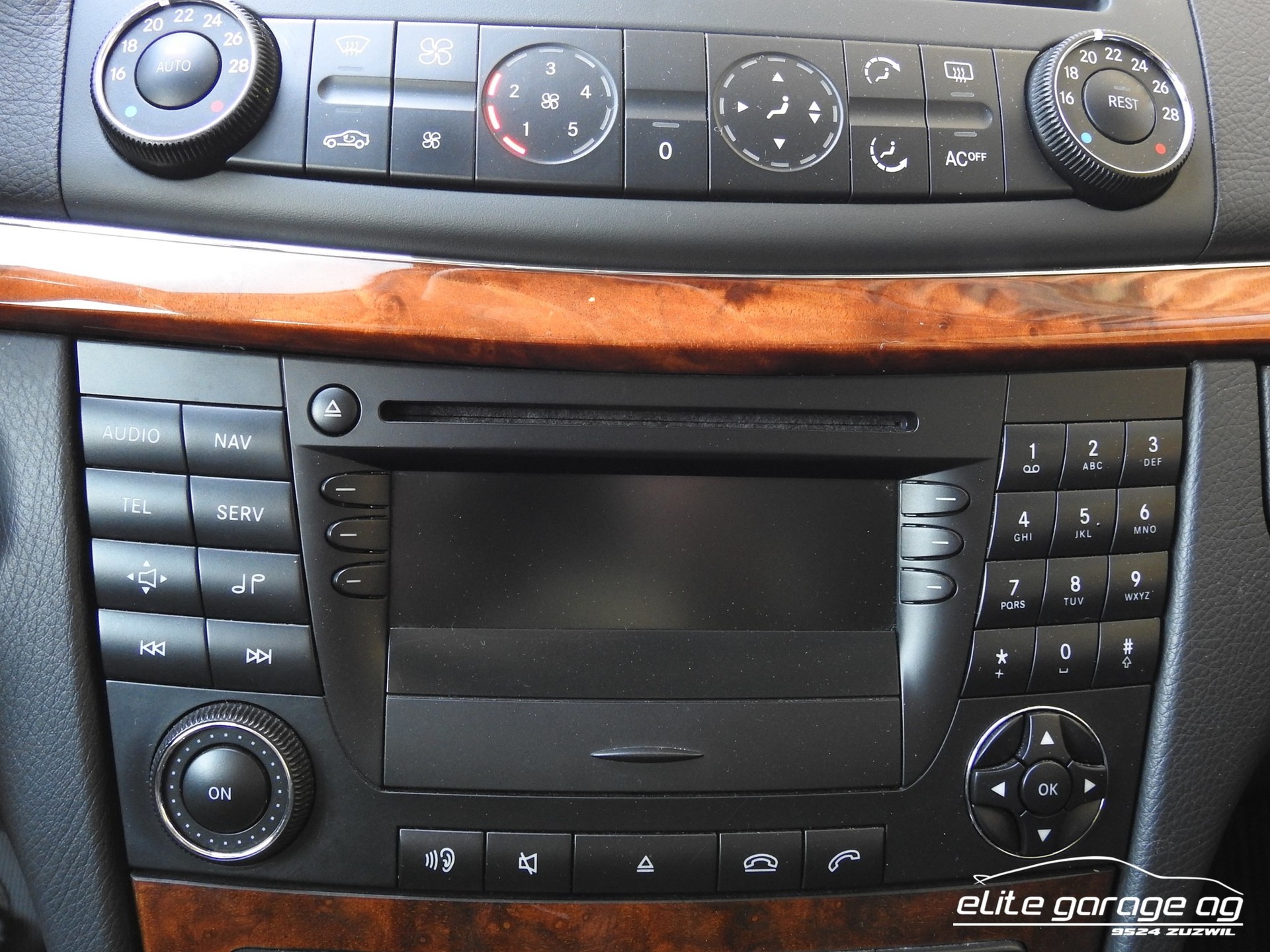 MERCEDES-BENZ E 240 Elégance-image-9