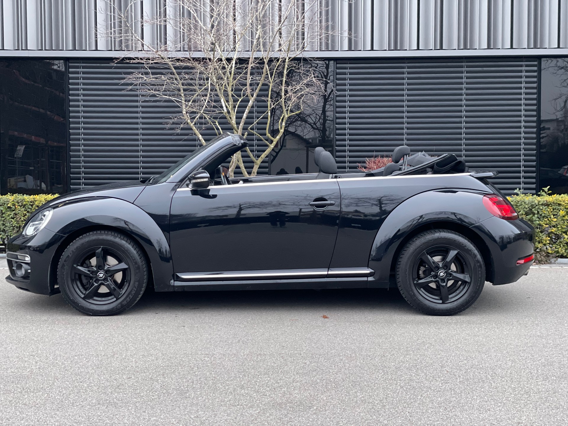 VW New Beetle Cabriolet 1.2 TSI BMT Design DSG-image-7