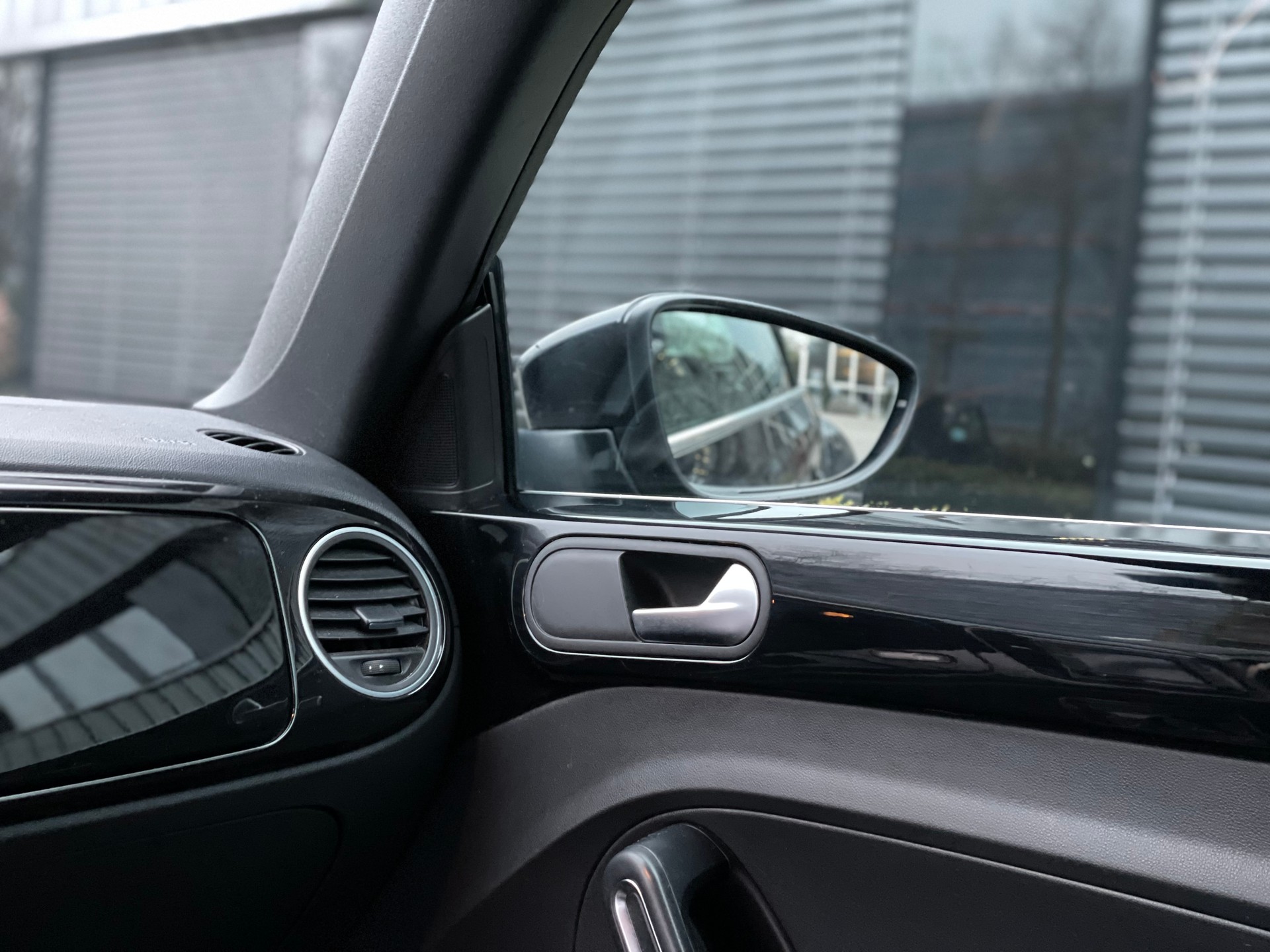 VW New Beetle Cabriolet 1.2 TSI BMT Design DSG-image-12