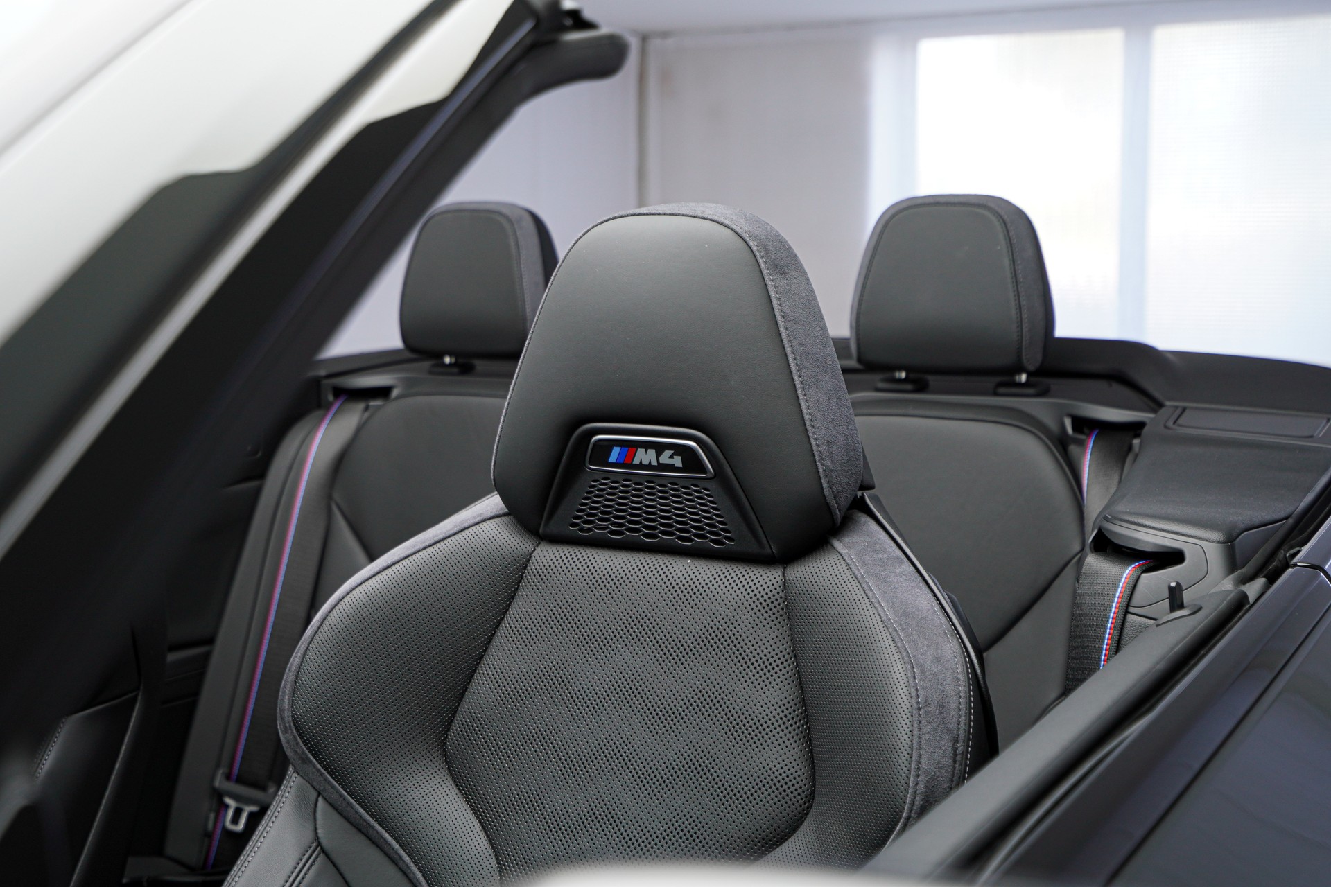 BMW M4 Cabrio Competition M xDrive / HR/ Distanzscheiben /-image-14