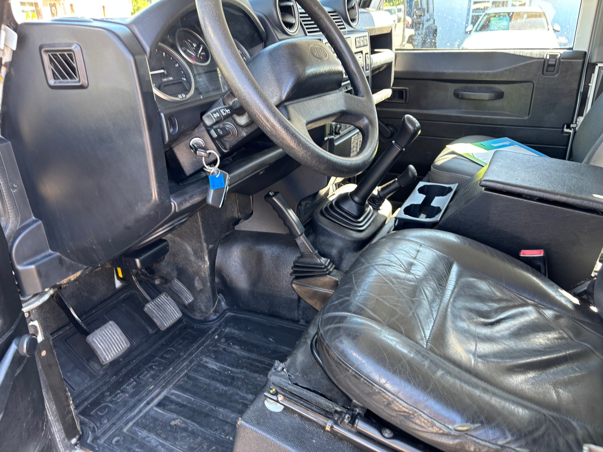LAND ROVER Defender 90 2.2 TD4 Station Wagon-image-6