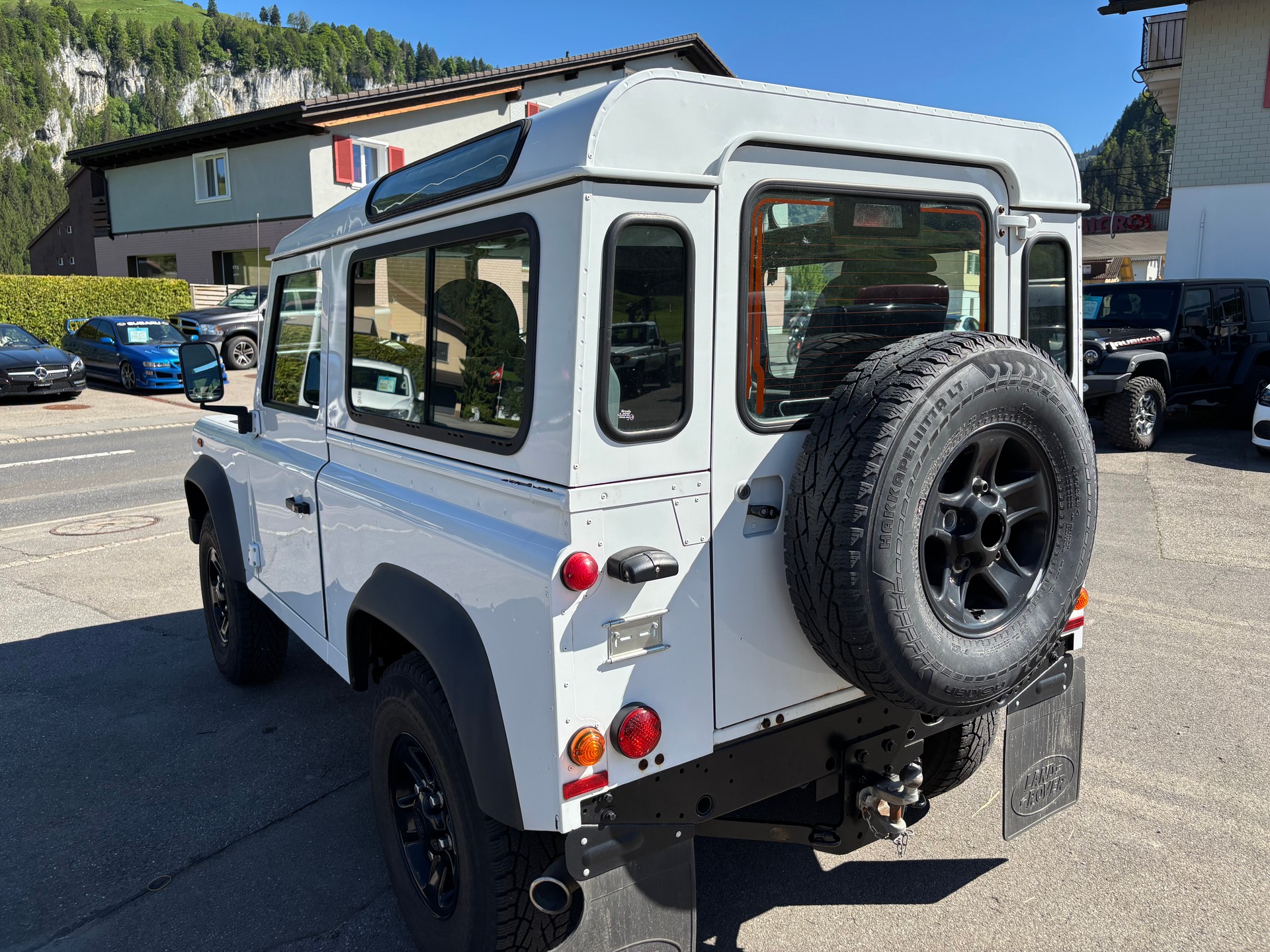 LAND ROVER Defender 90 2.2 TD4 Station Wagon-image-5